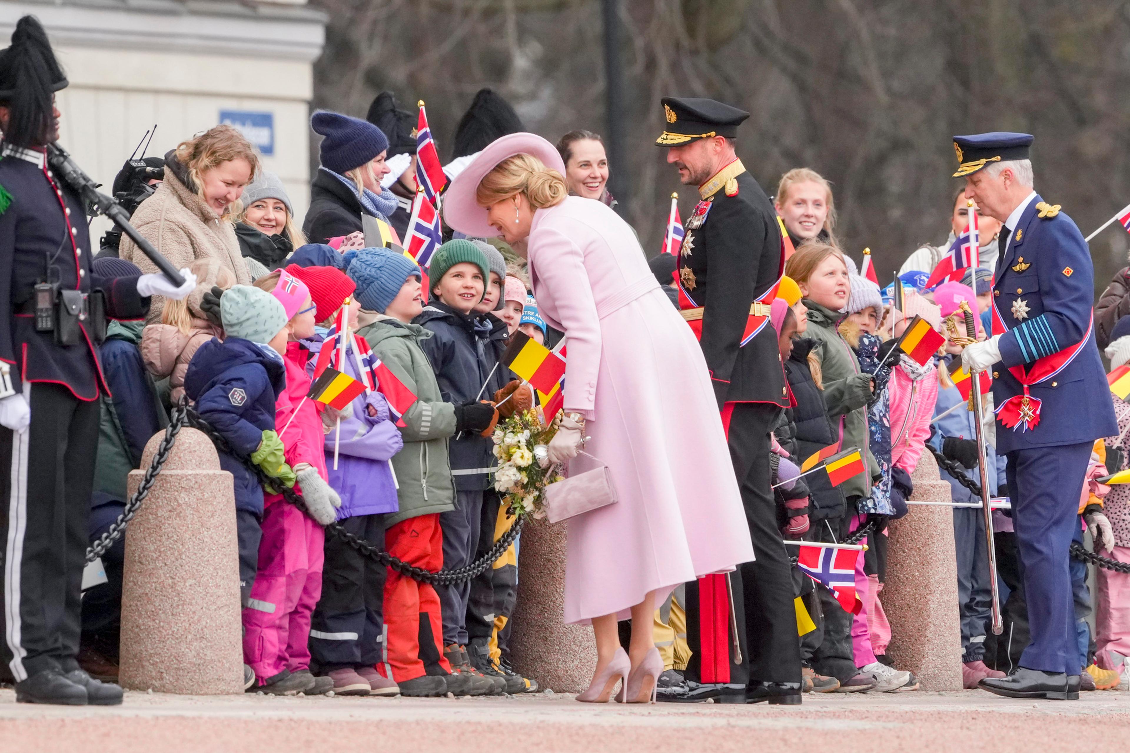 Skolebarn ønsker velkommen med flagg