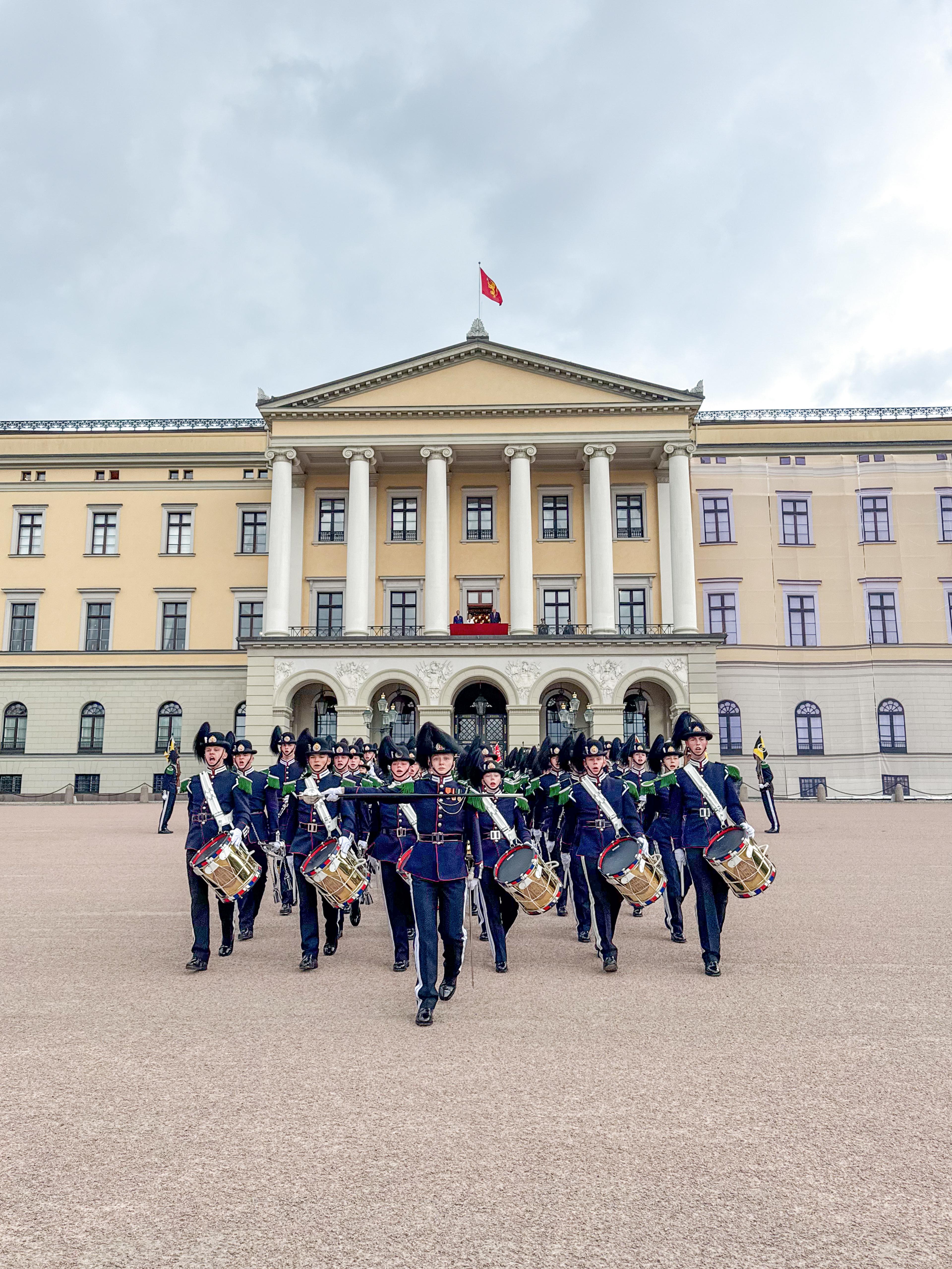 Gardistene marsjerer i takt.
