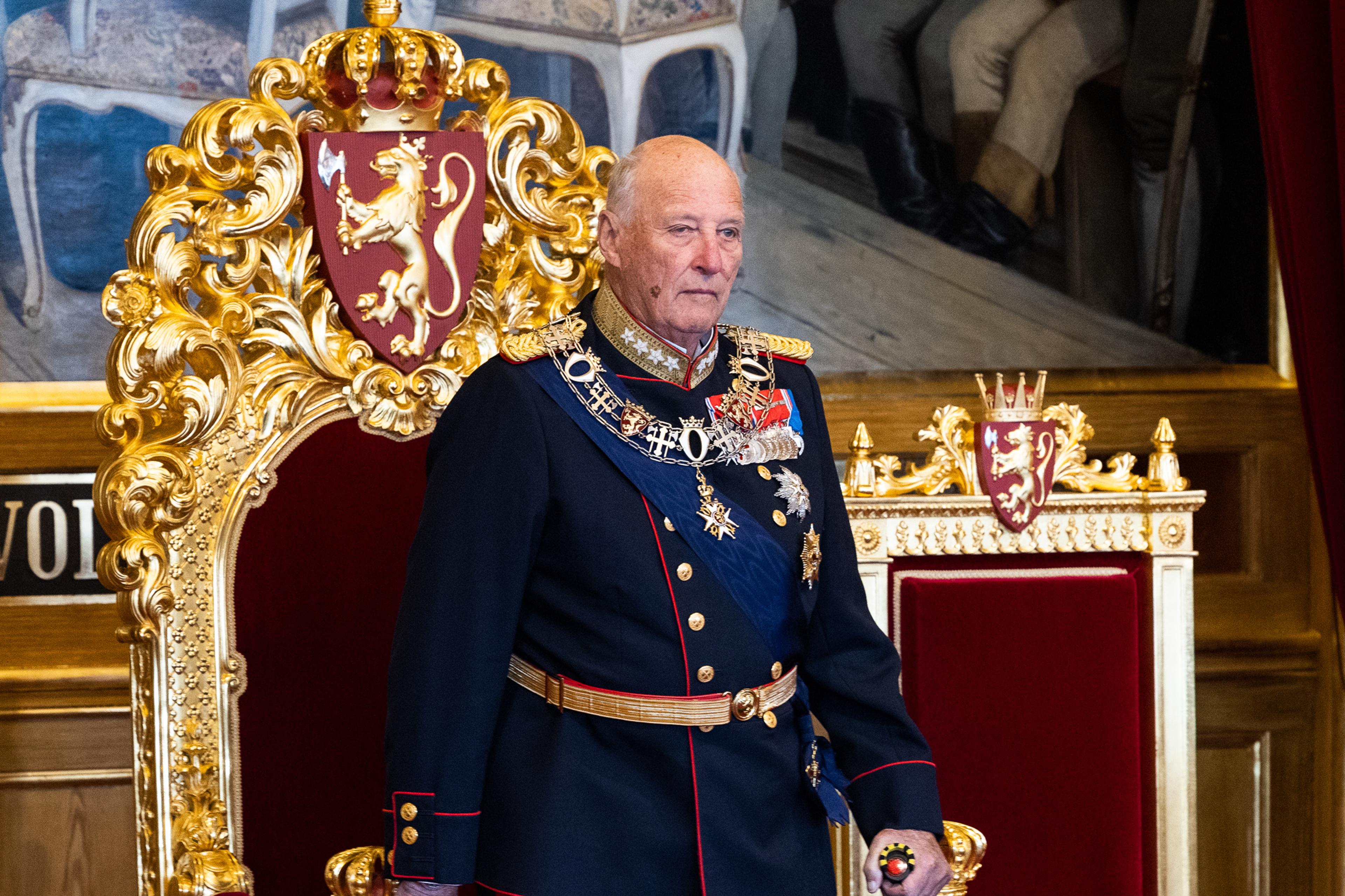 Kont Harald står i gallauniform foran tronstolen i rødt og gull, med Riksvåpenet bak.