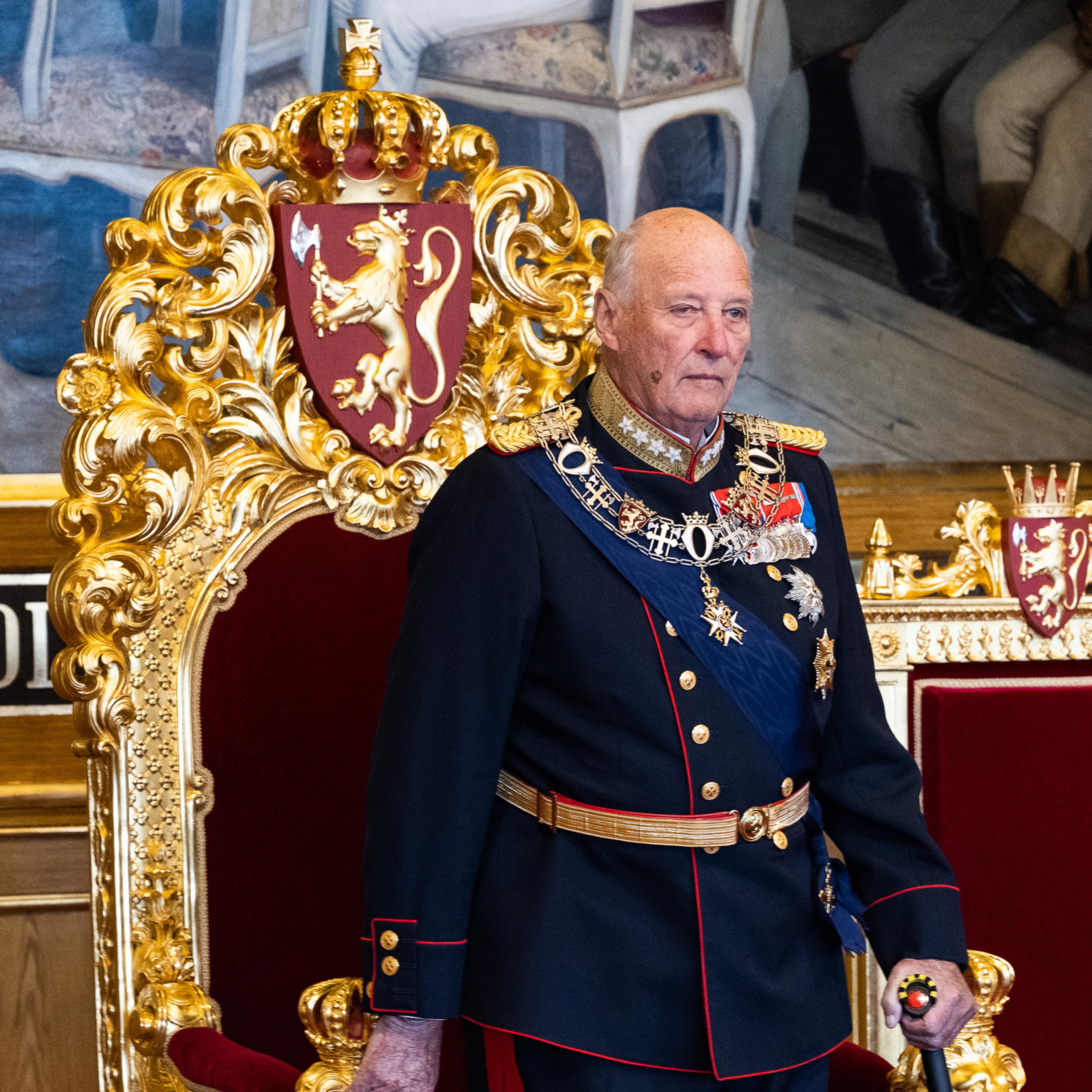 Kont Harald står i gallauniform foran tronstolen i rødt og gull, med Riksvåpenet bak.