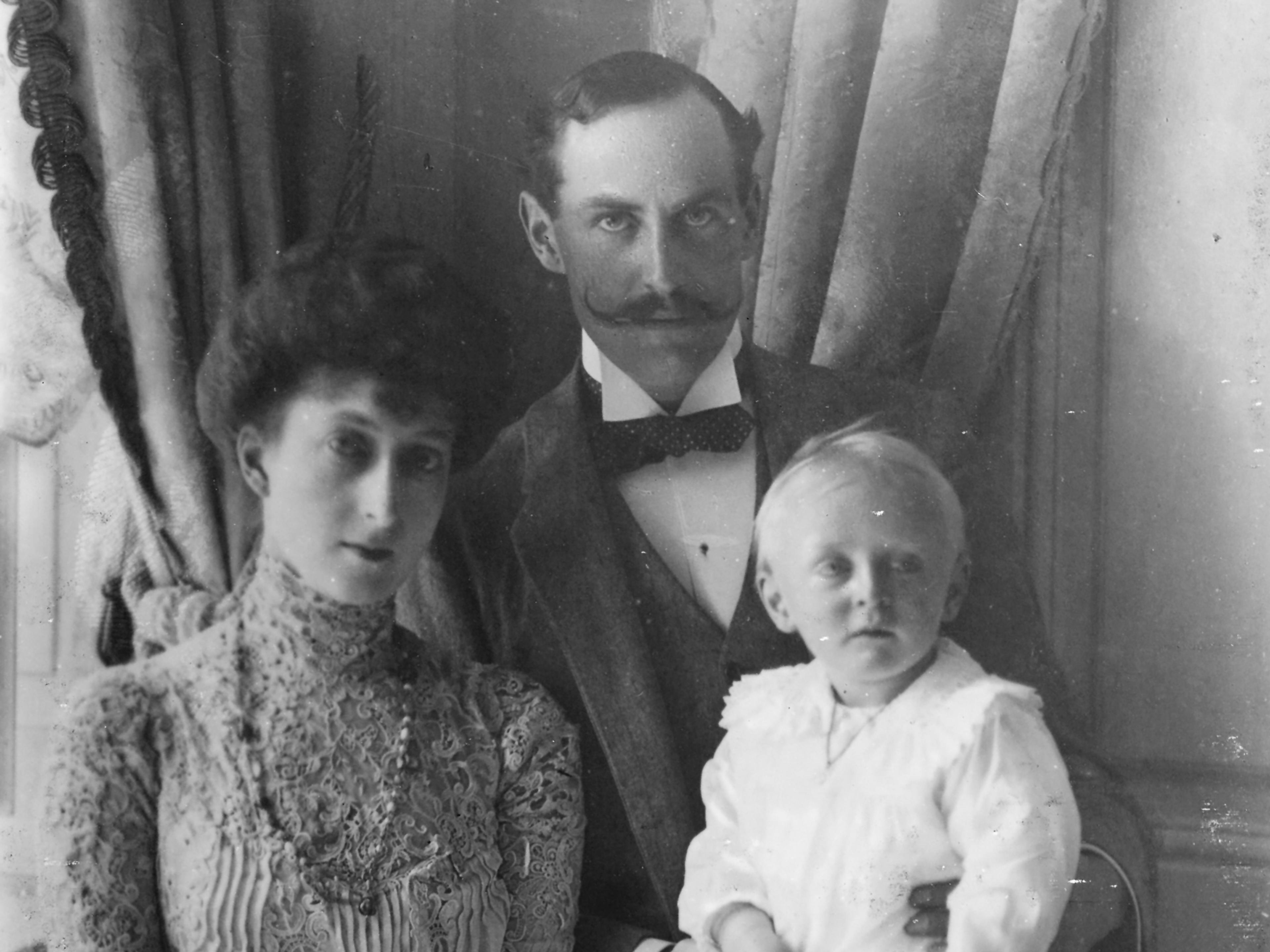 Kong Haakon og Dronning Maud i 1905. Kongen har den unge Kronprins Olav på fanget.