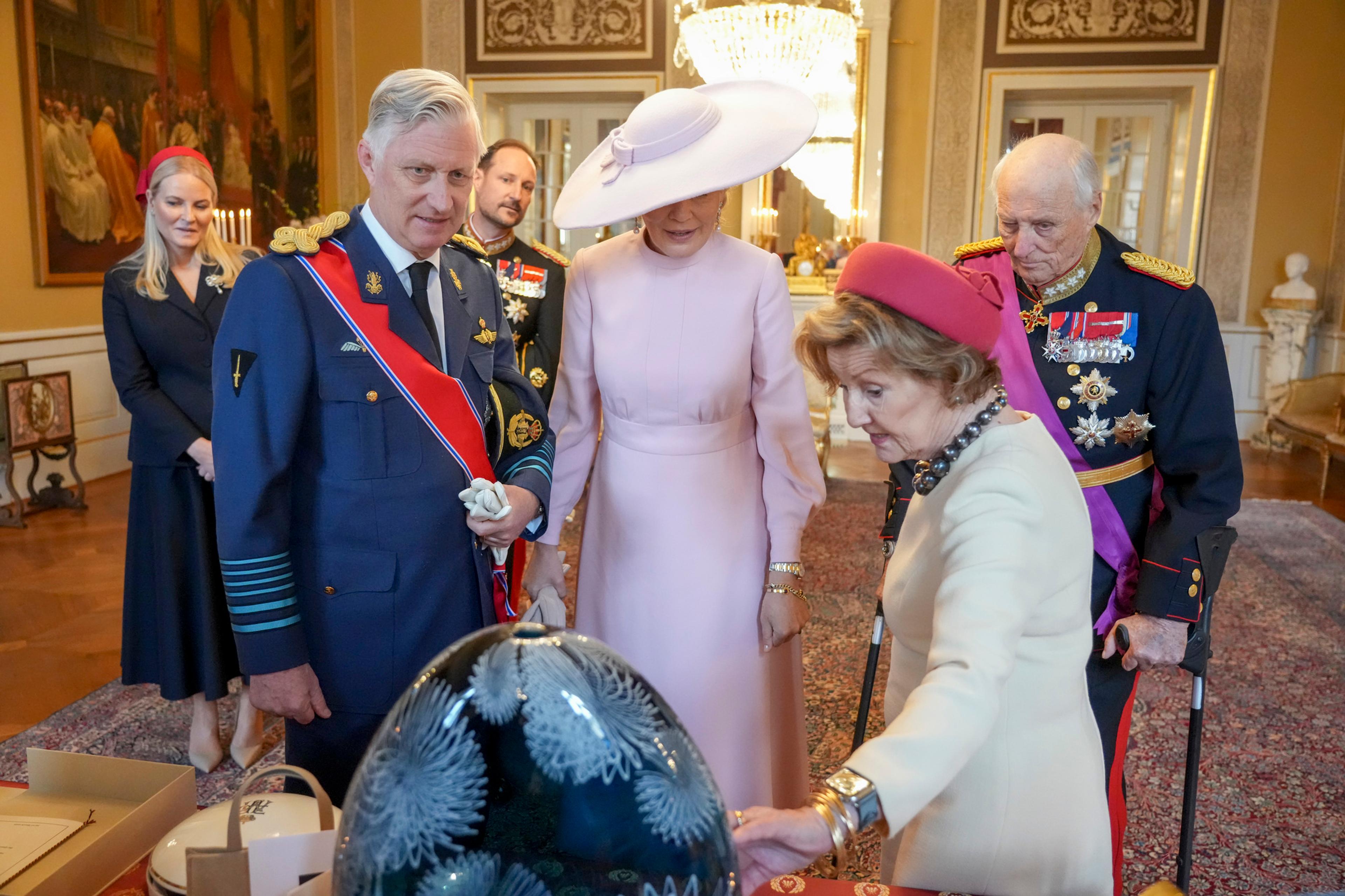 Gaveutveksling i Speilsalen på Slottet. Foto: Ole Berg-Rusten / NTB