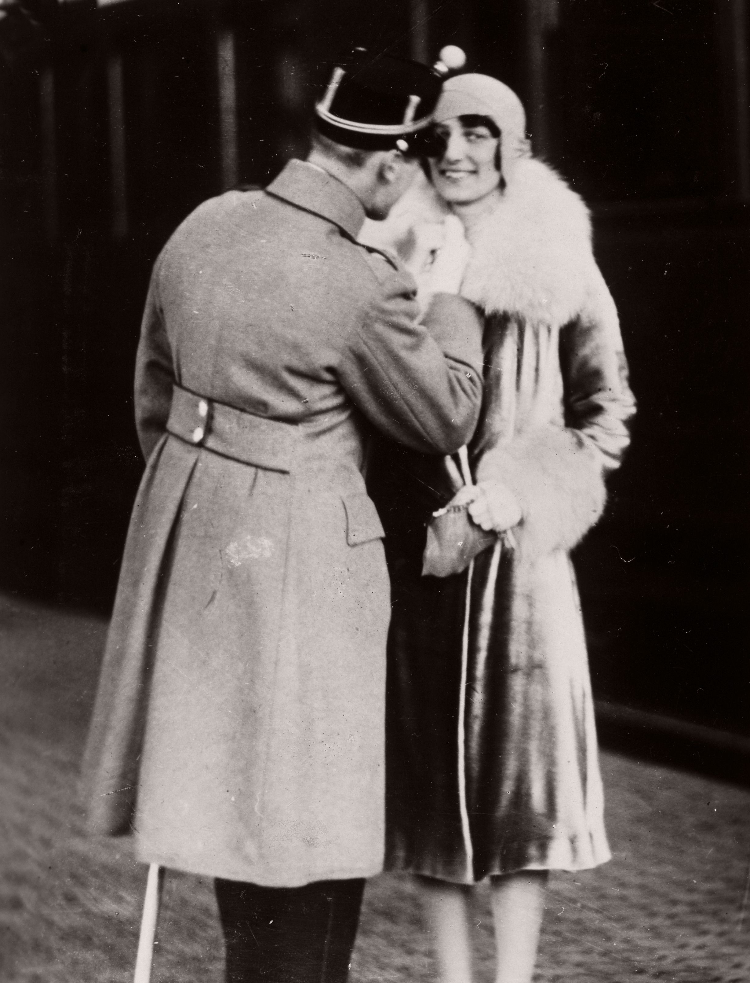 En smilende Prinsesse Märtha blir møtt av Kronprins Olav når hun går av toget.