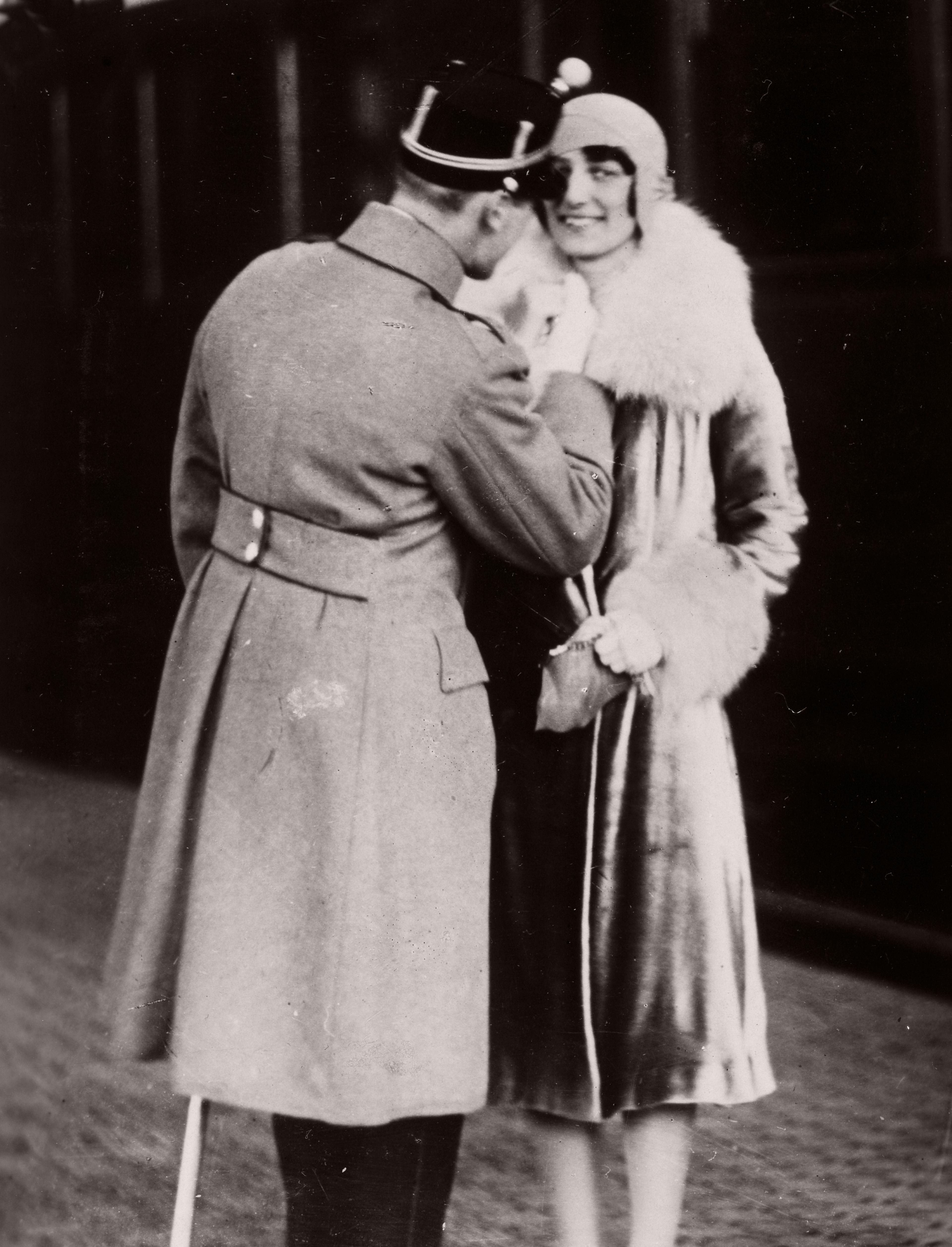 En smilende Prinsesse Märtha blir møtt av Kronprins Olav når hun går av toget.