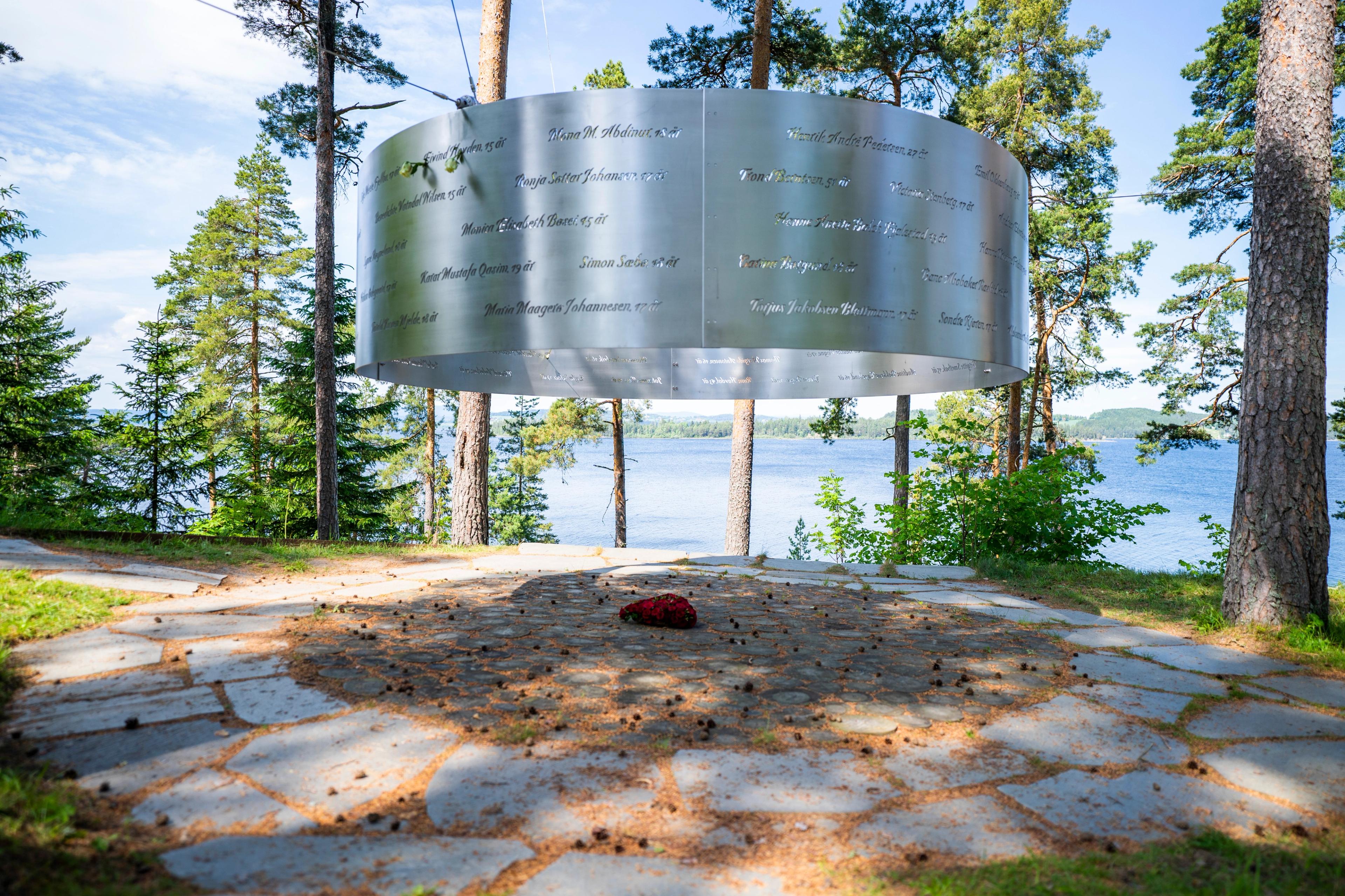 En "svevende" sirkel av metall der navnene på de døde er stanset inn i metallet.