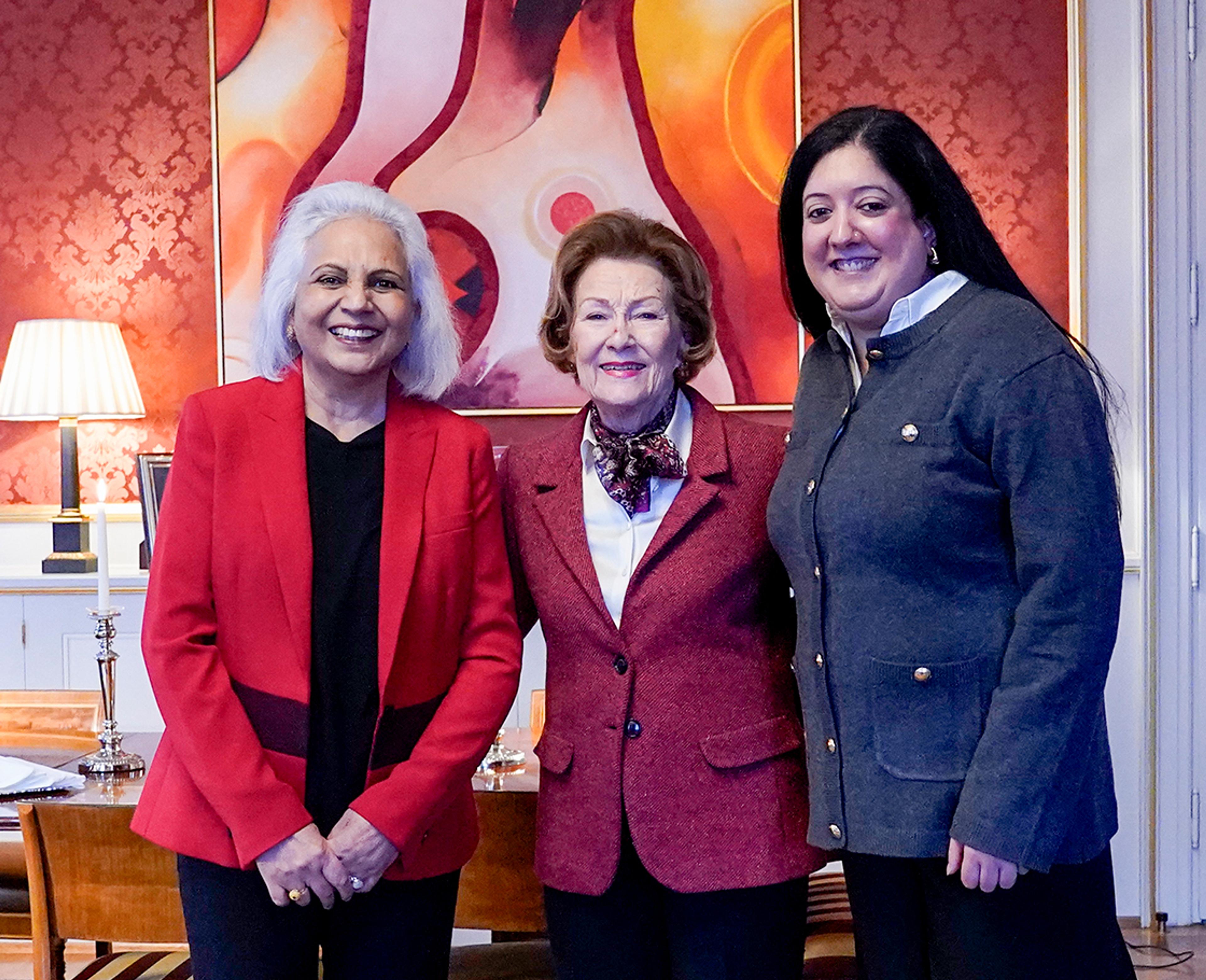 Dronning Sonja mellom to smilende representanter for MiRA-senteret på Dronningens kontor.