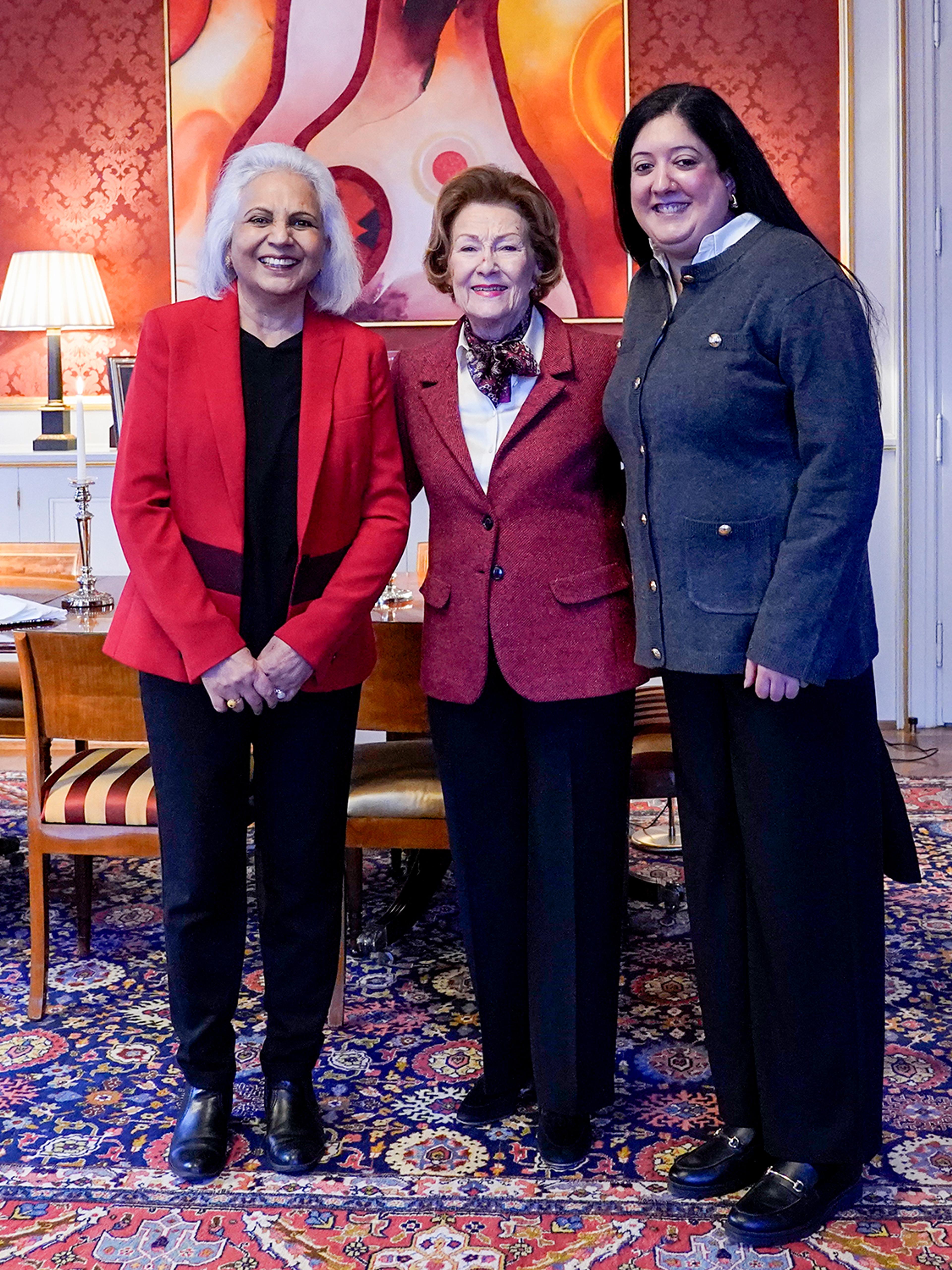 Dronning Sonja mellom to smilende representanter for MiRA-senteret på Dronningens kontor.