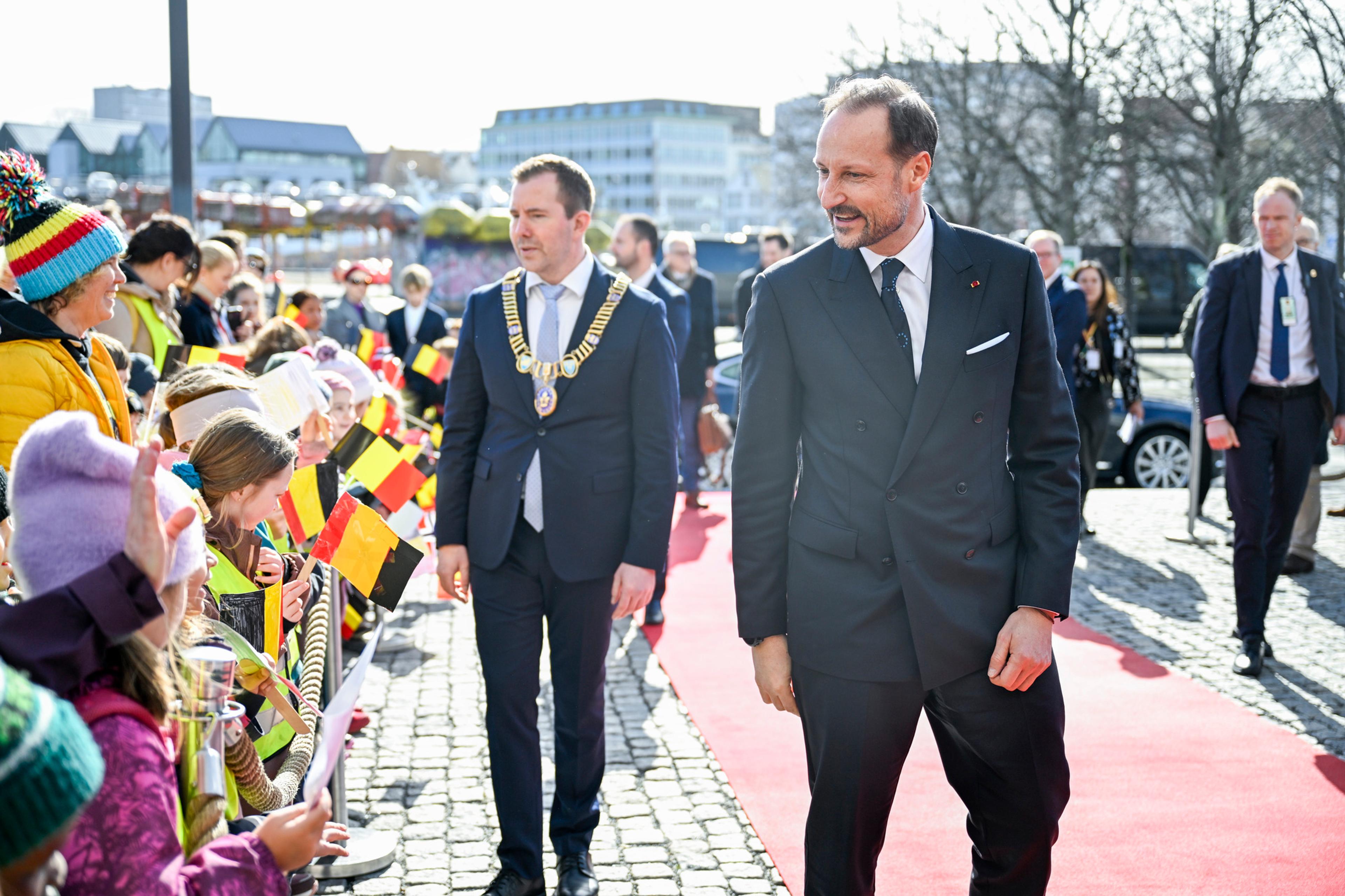 Kronprinsen hilser på barn utenfor Norsk oljemuseum.