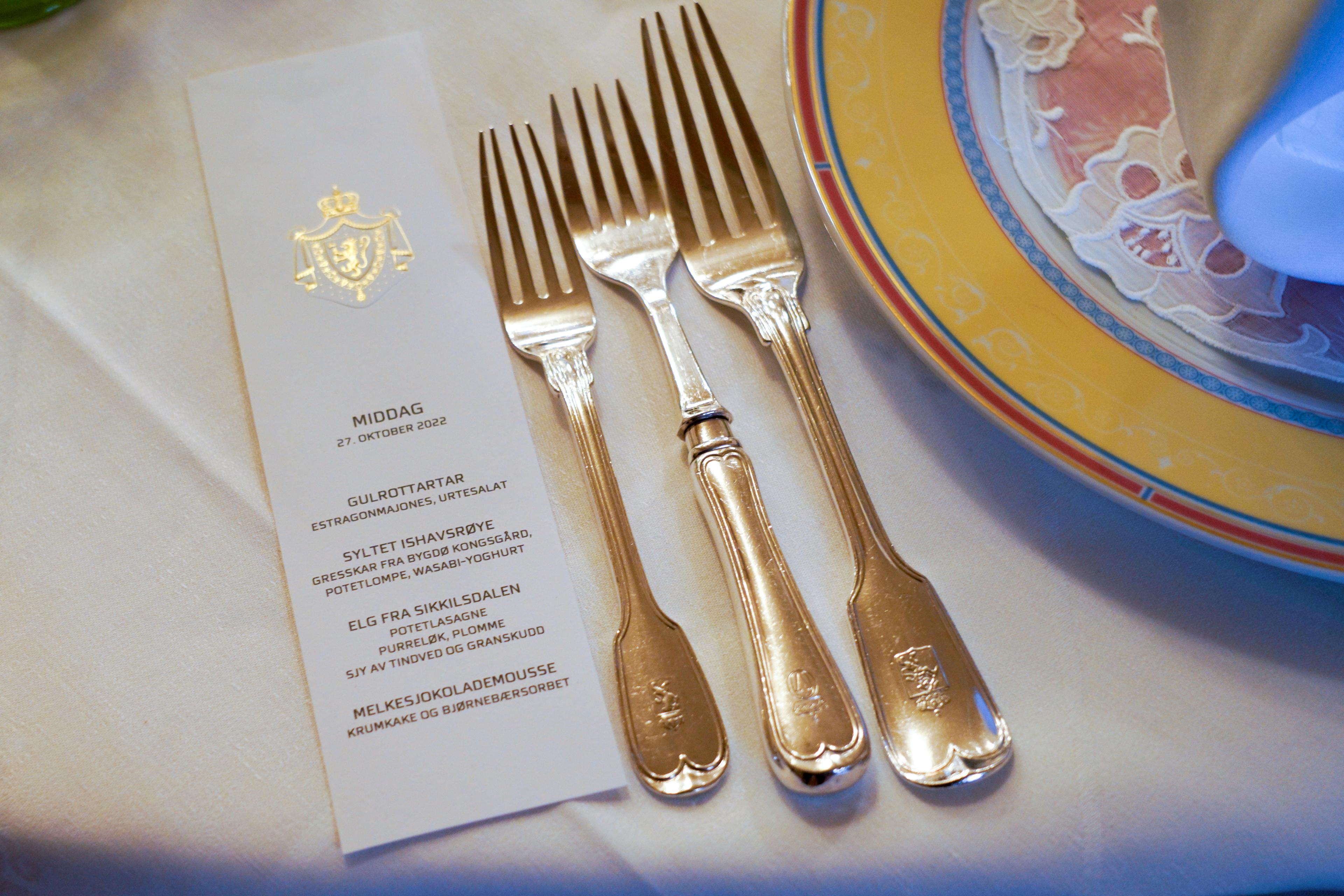 Menykort og oppdekking for gallamiddag på Slottet.