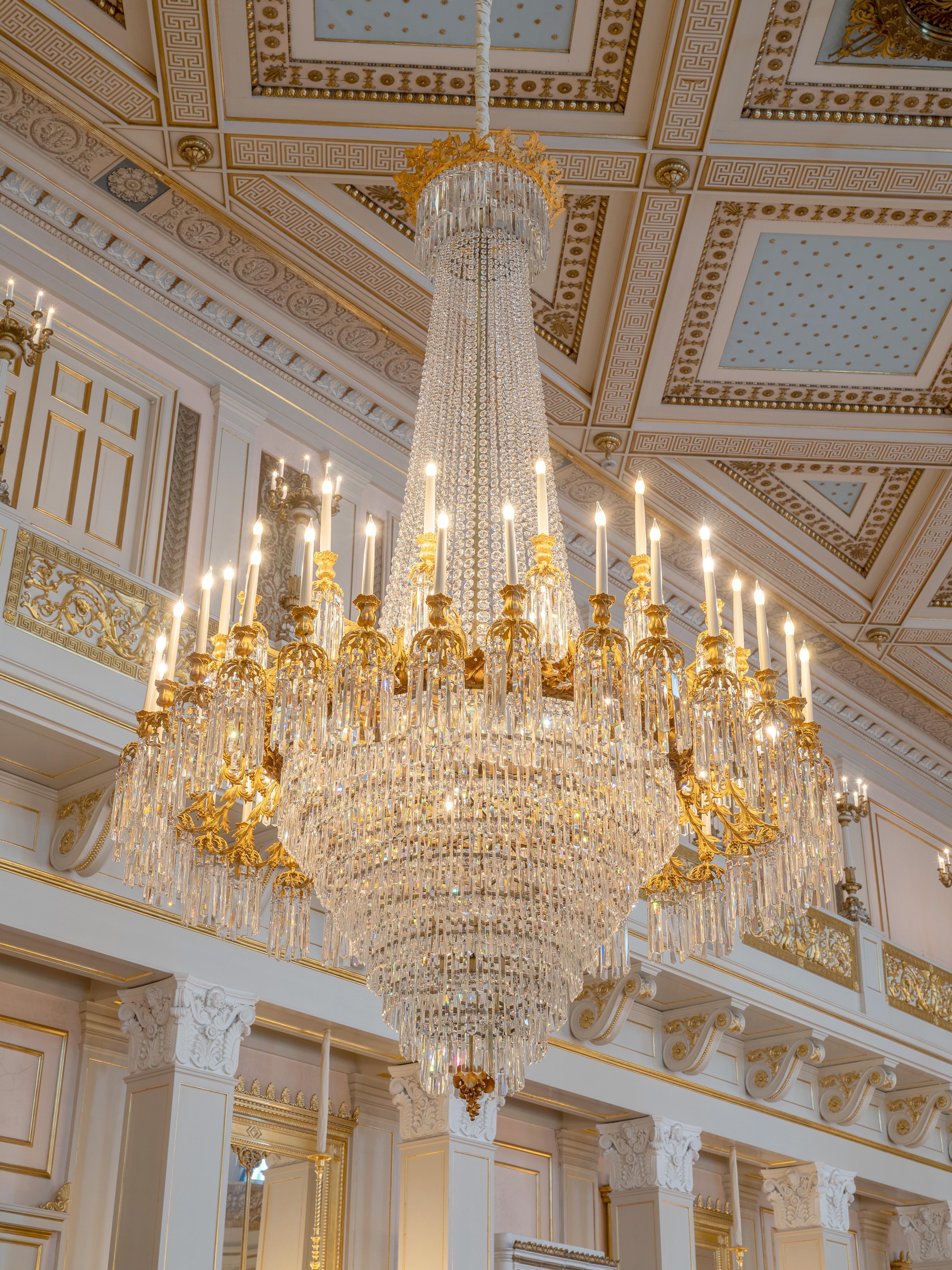 En stor lysekrone henger fra taket. Den har en sirkel med etterlikninger av levende lys, og utalle prismer både over og under.