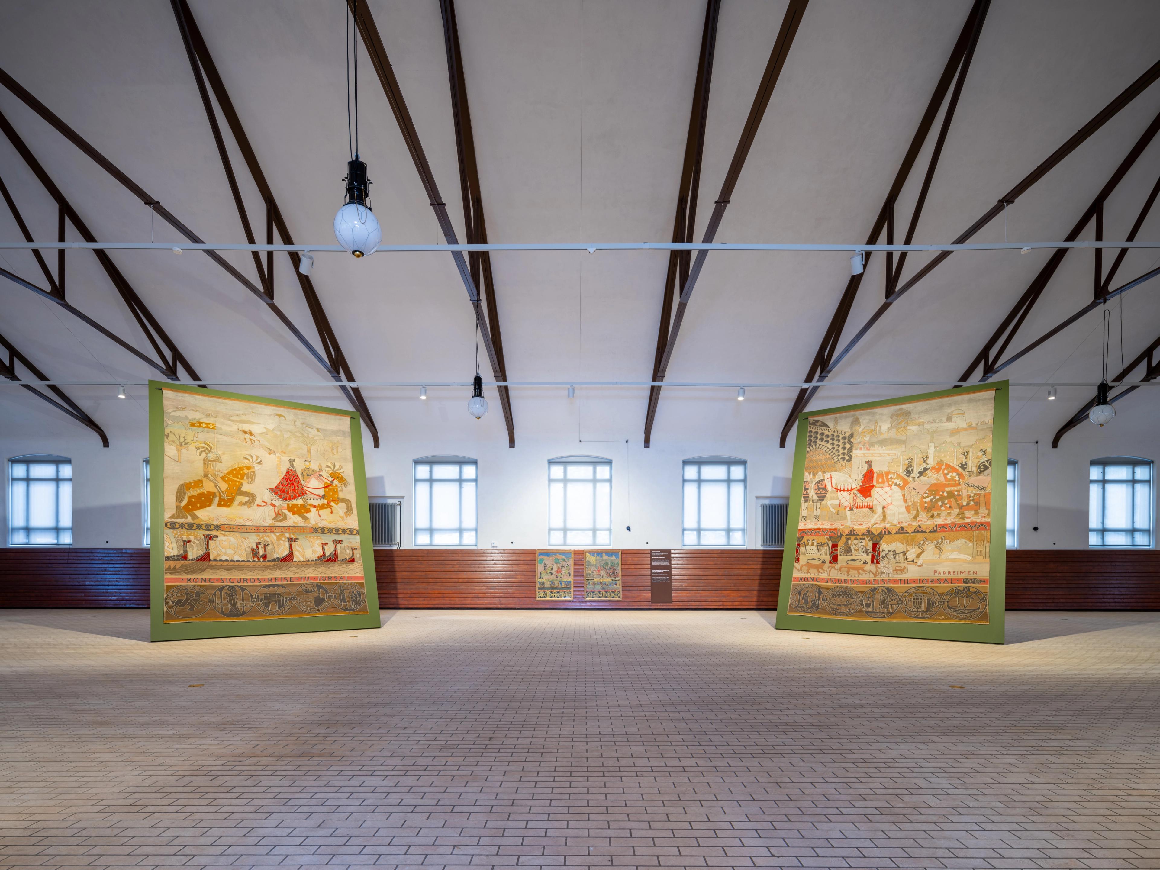 De to enorme riksteppene montert for framvisning i Ridehuset.