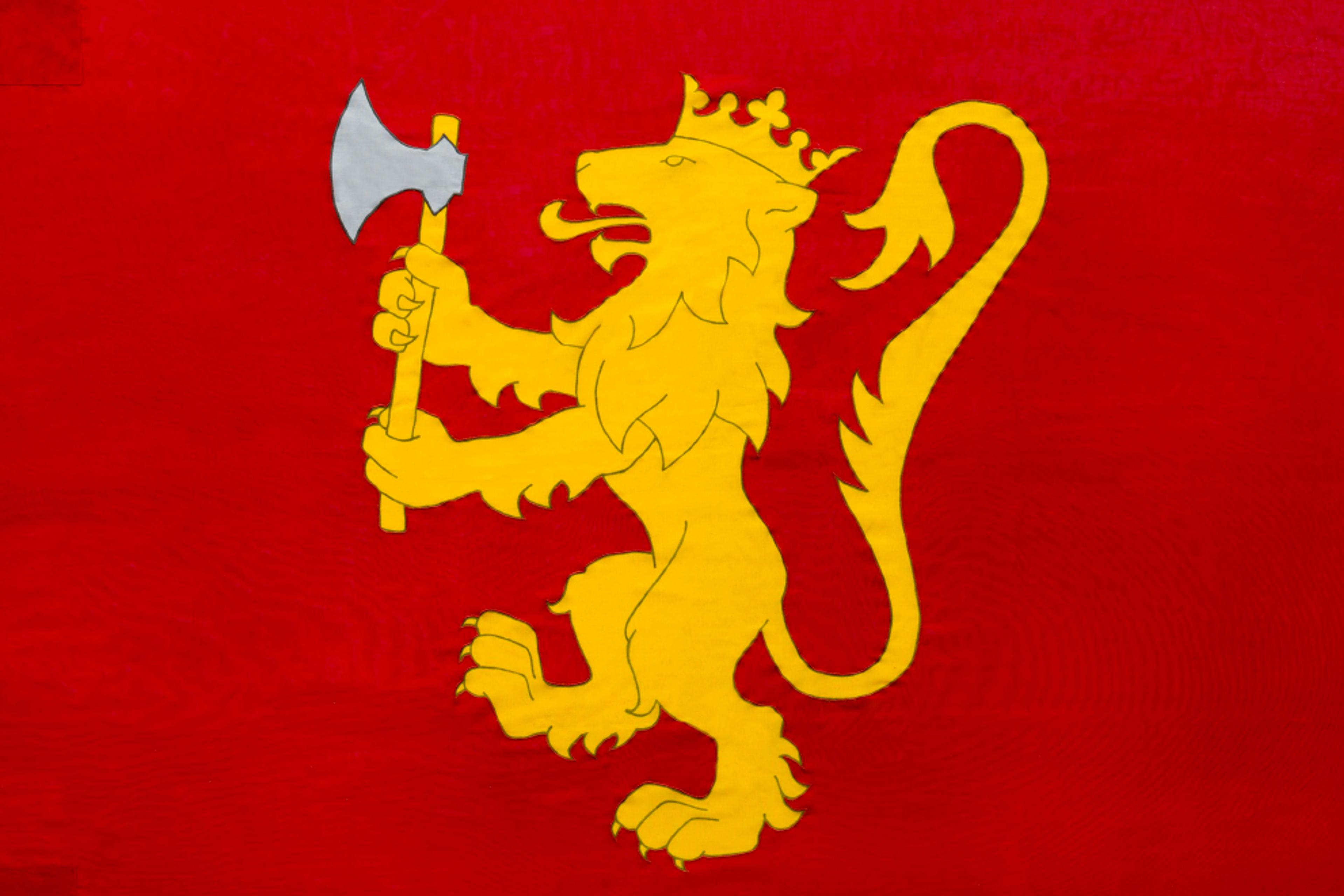 Kongeflagget er rødt med en kronet løve i gull. Løven står på bakbena og løfter en stridsøks med sølvfarget blad i forlabbene.