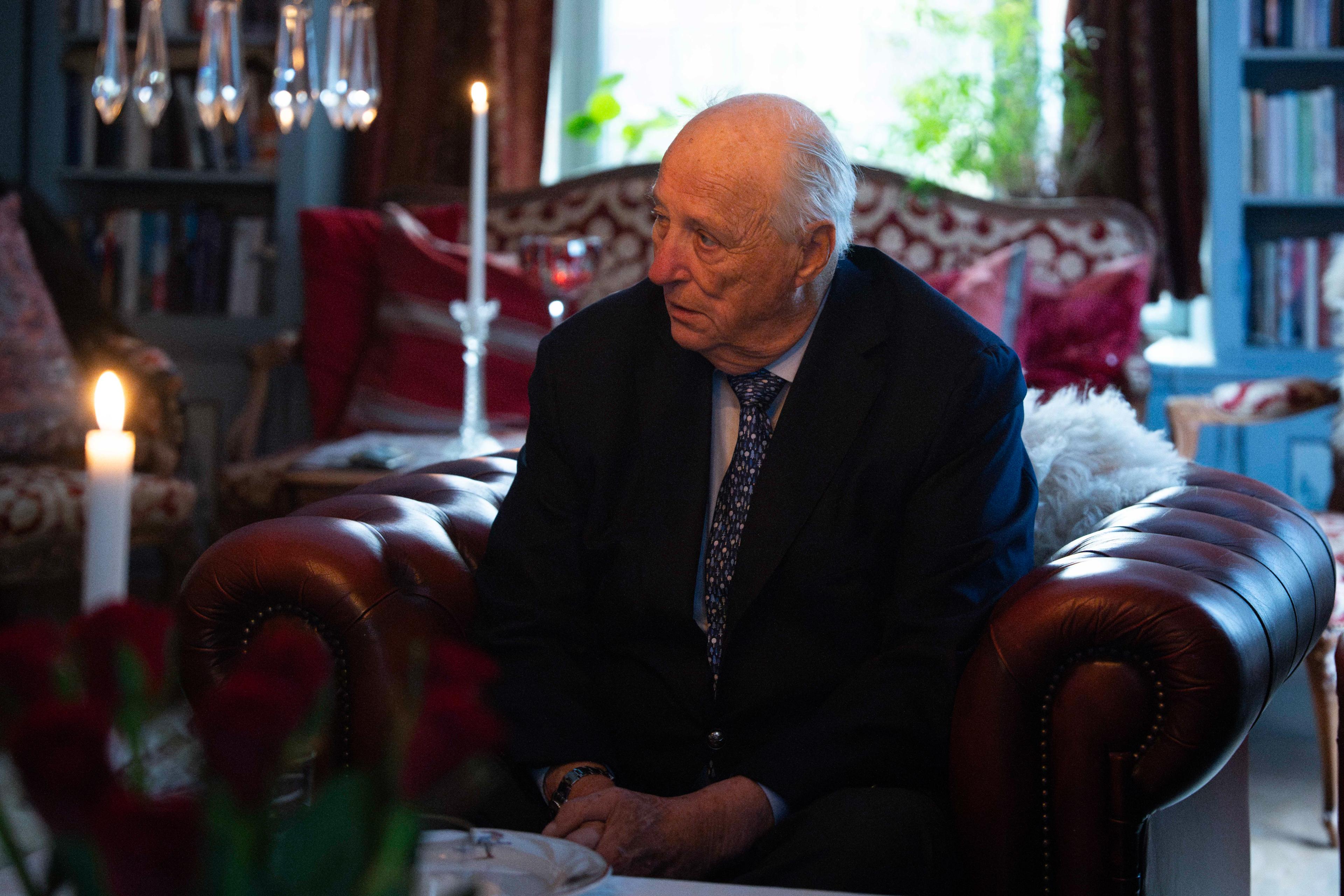 Tett på Kong Harald i en samtale.