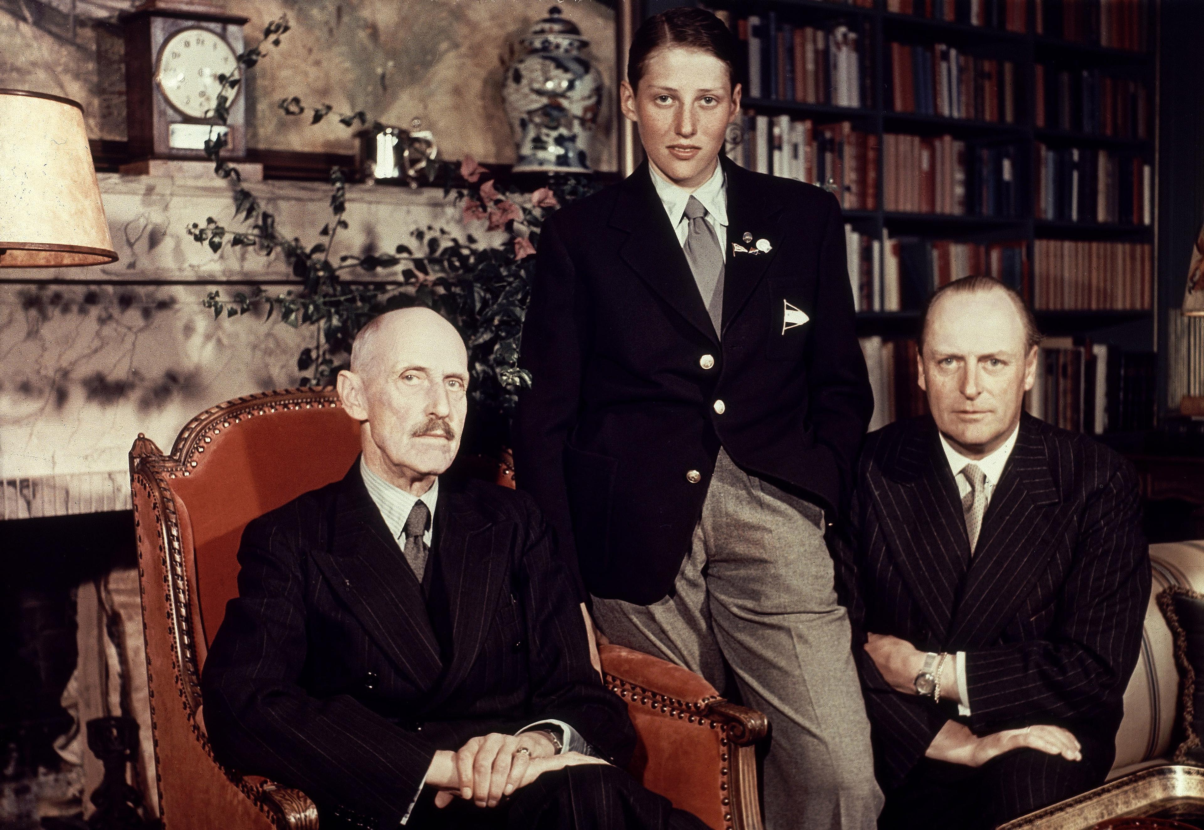 En aldrende Kong Haakon og den daværende Kronprins Olav sitter med en ung Prins Harald stående mellom seg.