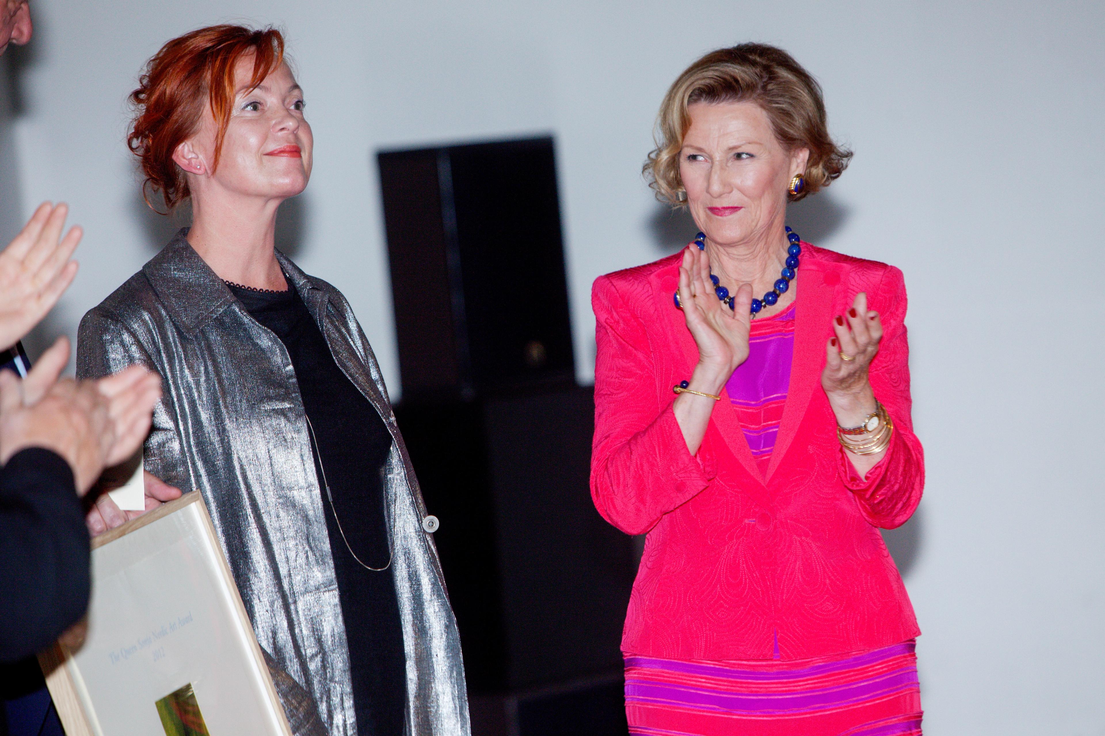 Tiina Kivinen mottar applaus fra Dronning Sonja.