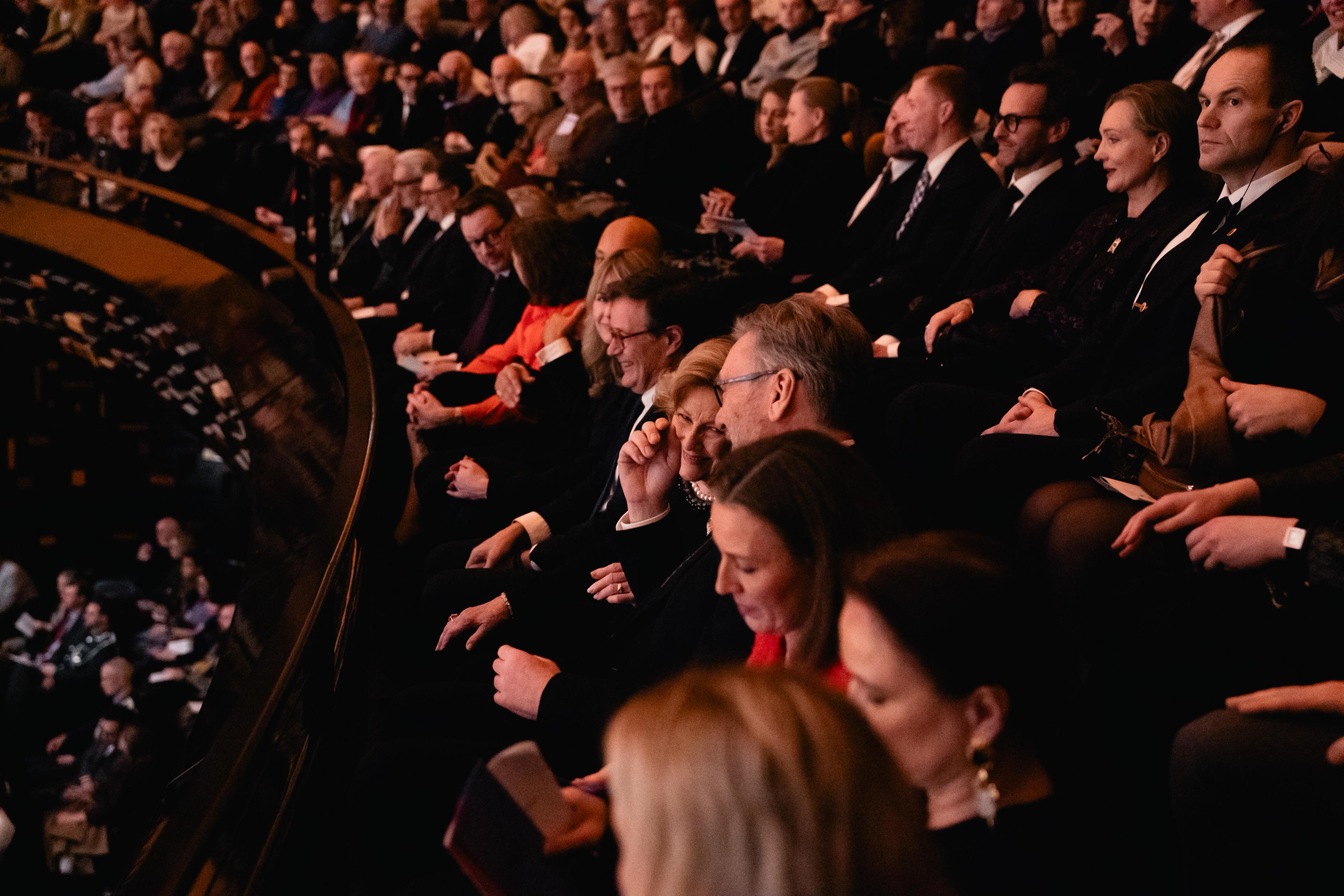 Dronning Sonja på første rad på balkongen i konsertsalen i Paris.