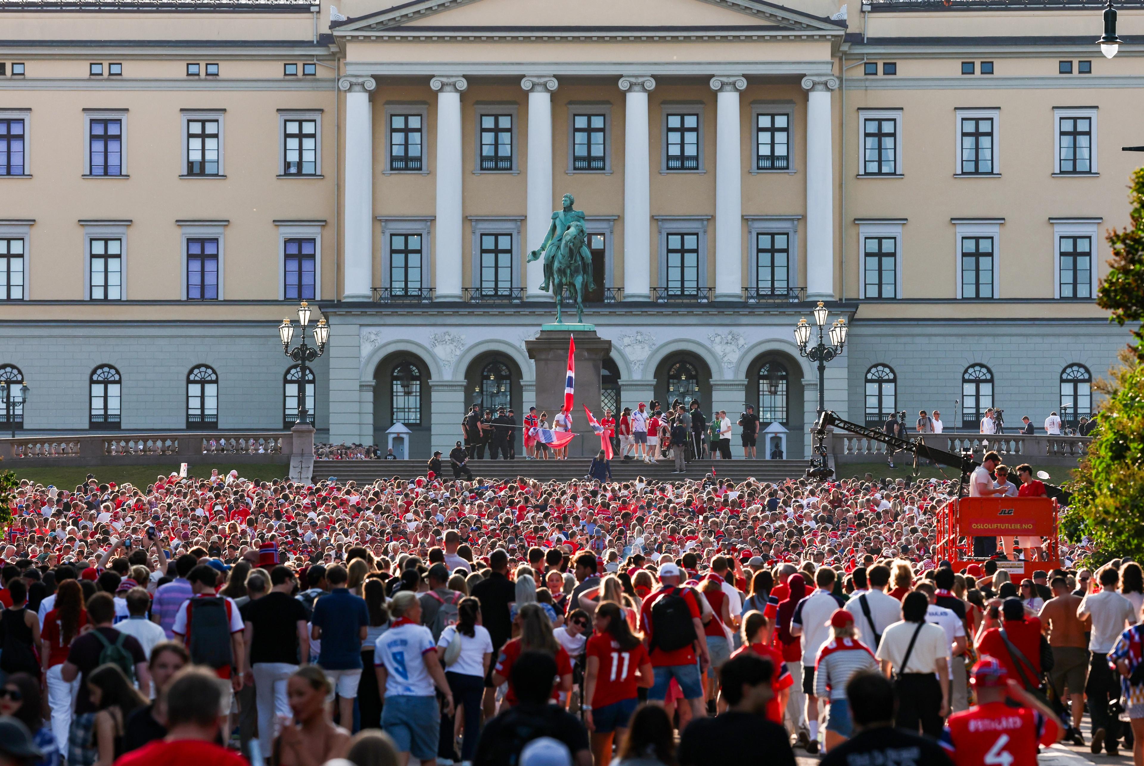 Tusner er samlet på Slottsplassen. Bak fyller Slottets fasade bakgrunnen på bildet.
