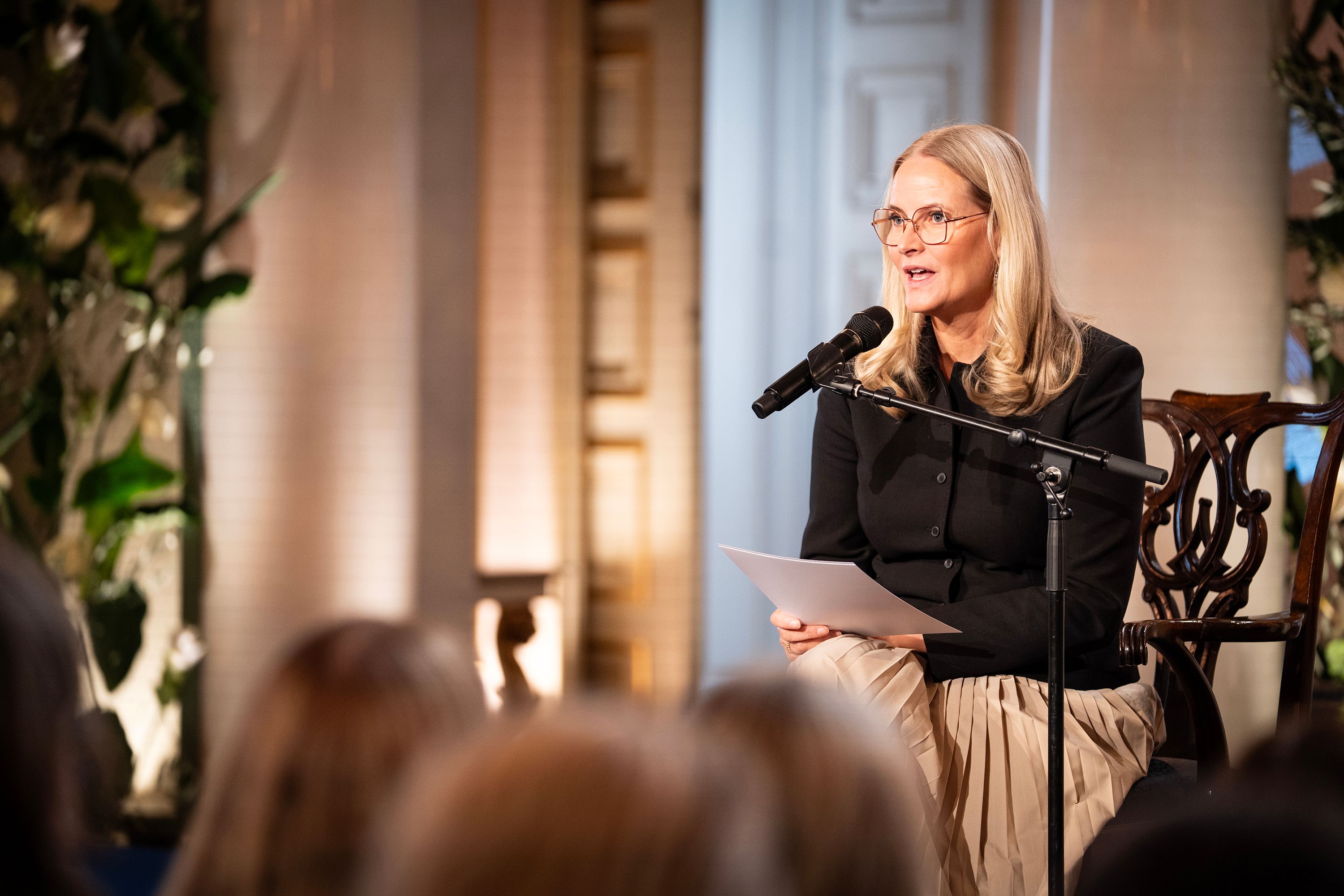 Kronprinsessen foran mikrofonen.