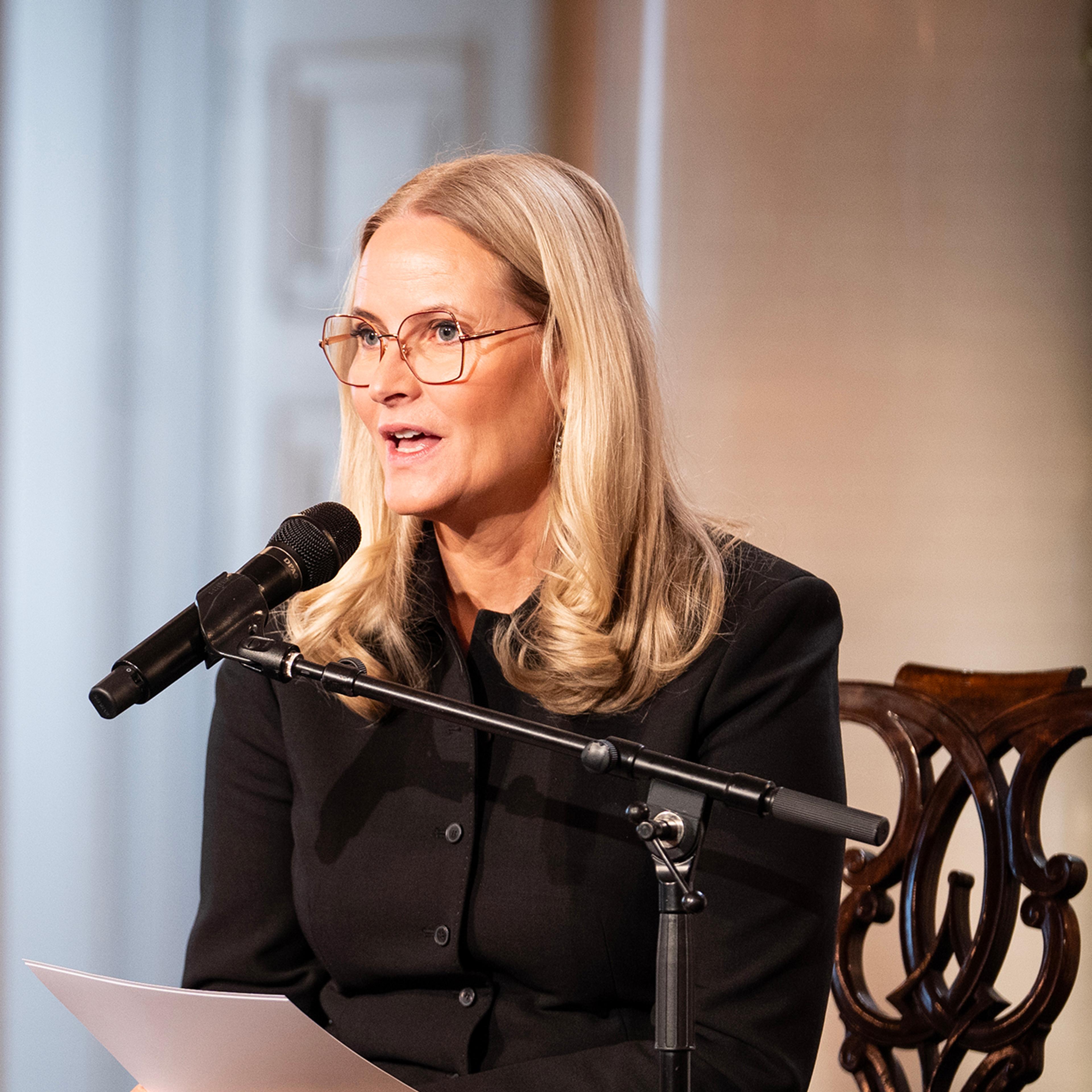 Kronprinsessen foran mikrofonen.