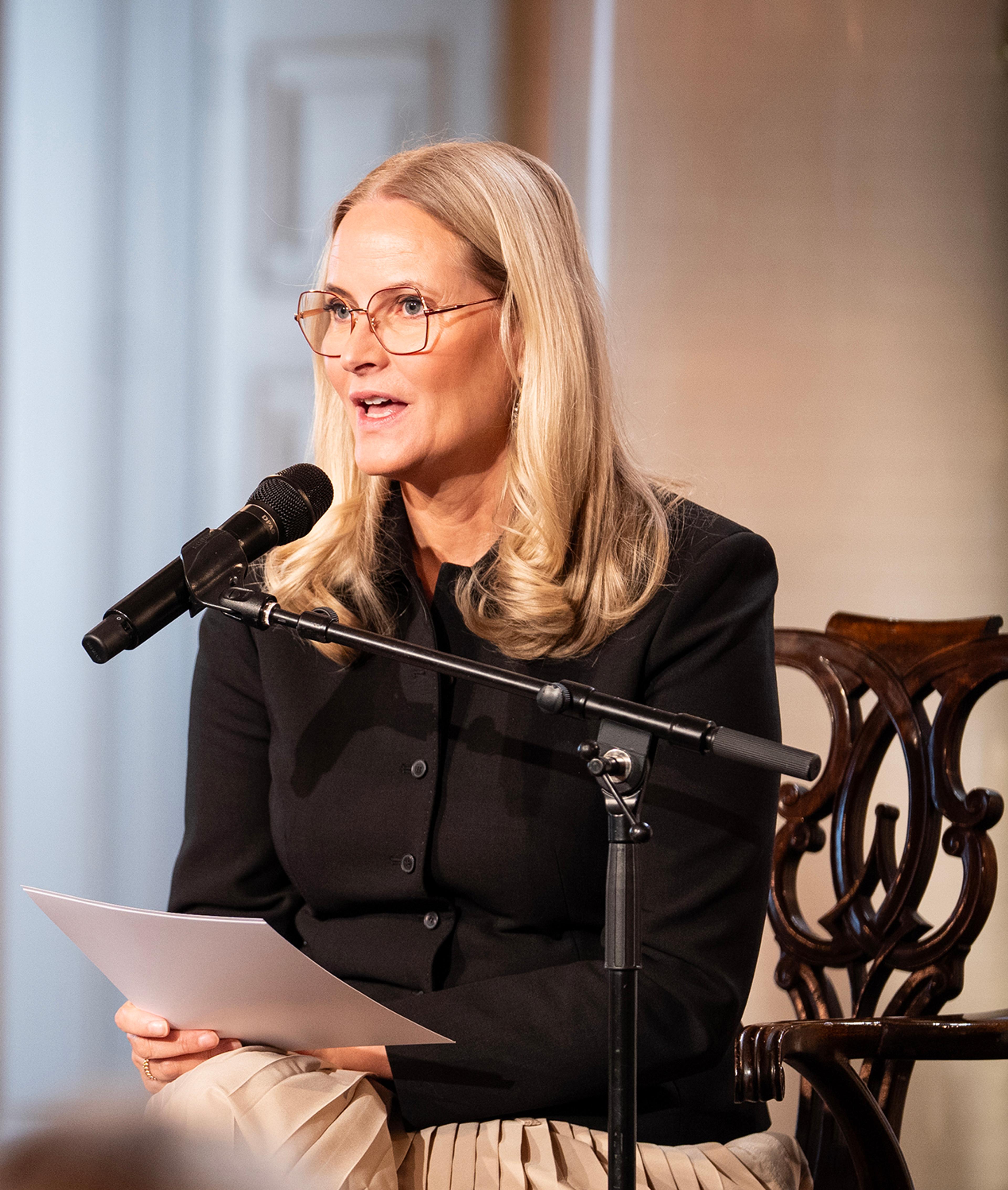 Kronprinsessen foran mikrofonen.