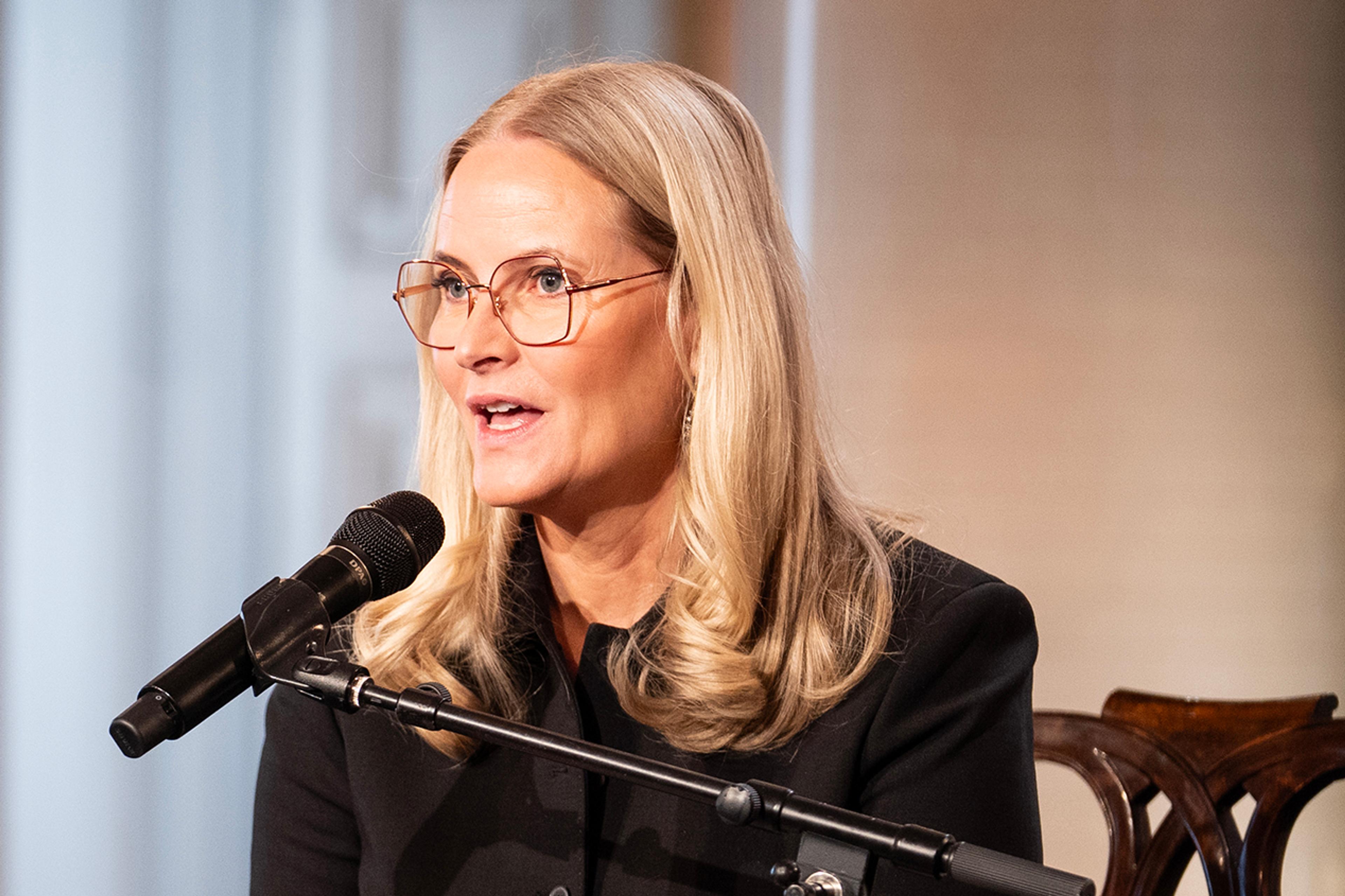 Kronprinsessen foran mikrofonen.
