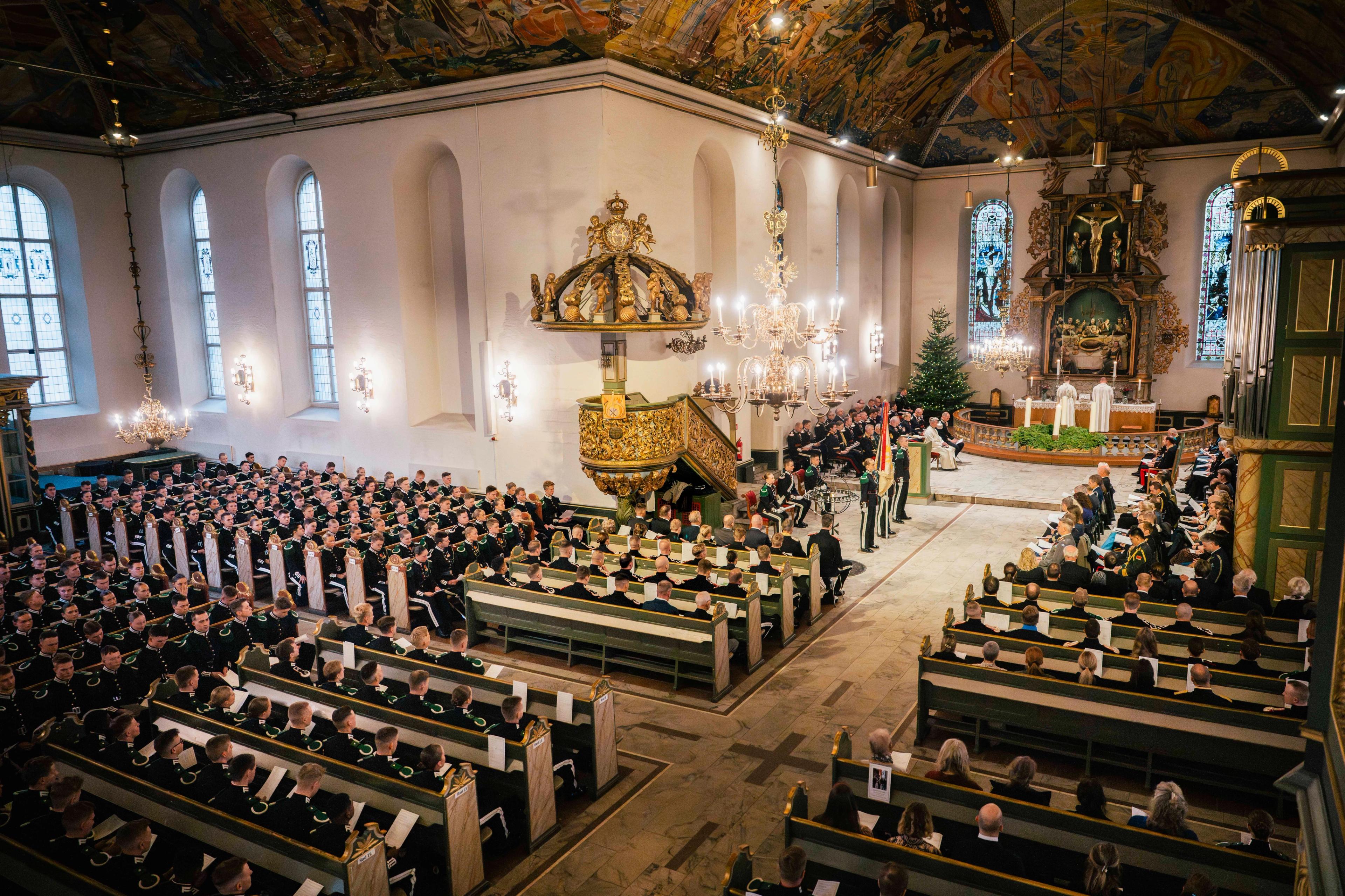 Oversiktsbilde over kirkerommet.