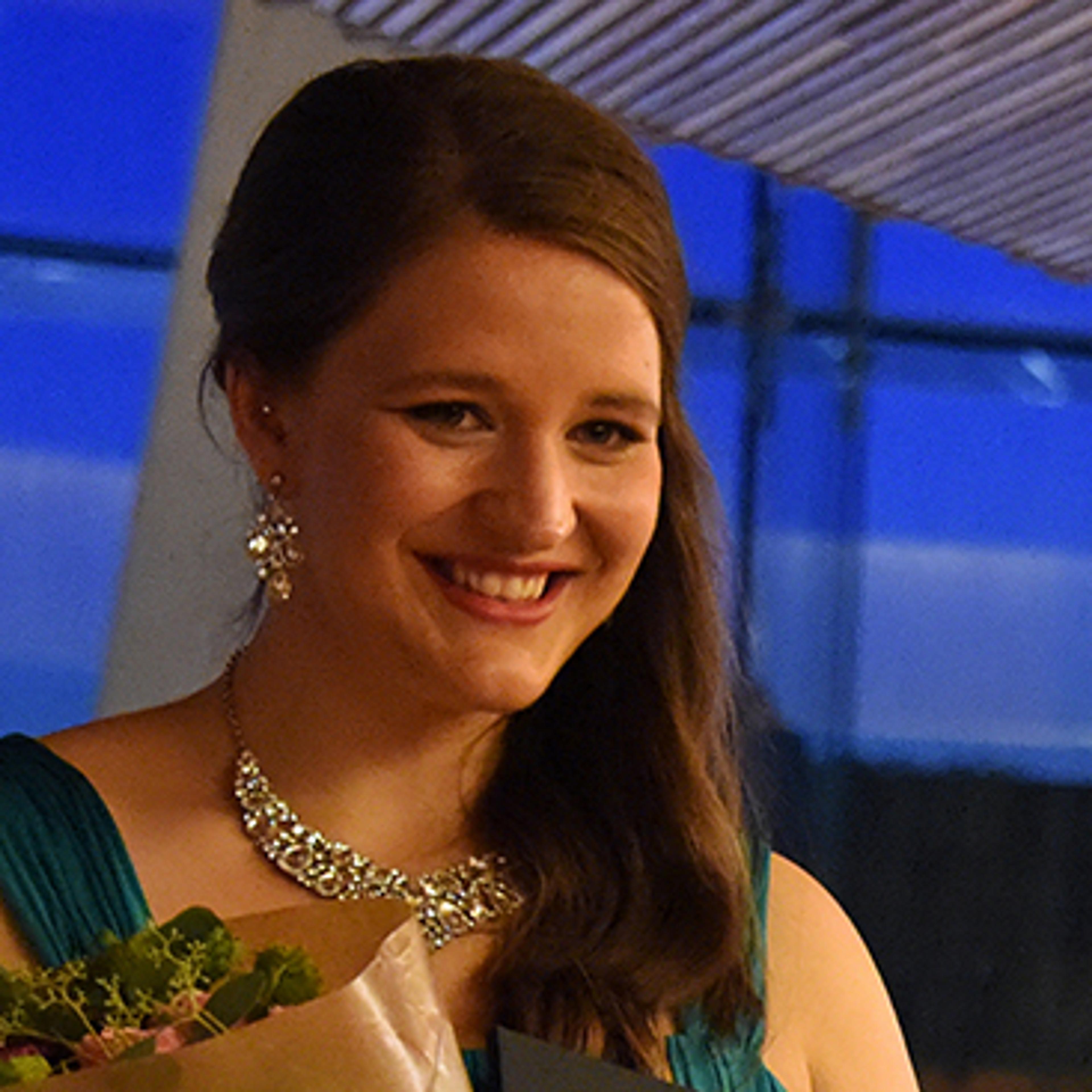 Lise Davidsen og Dronning Sonja holder vinnerdiplomet mellom seg.