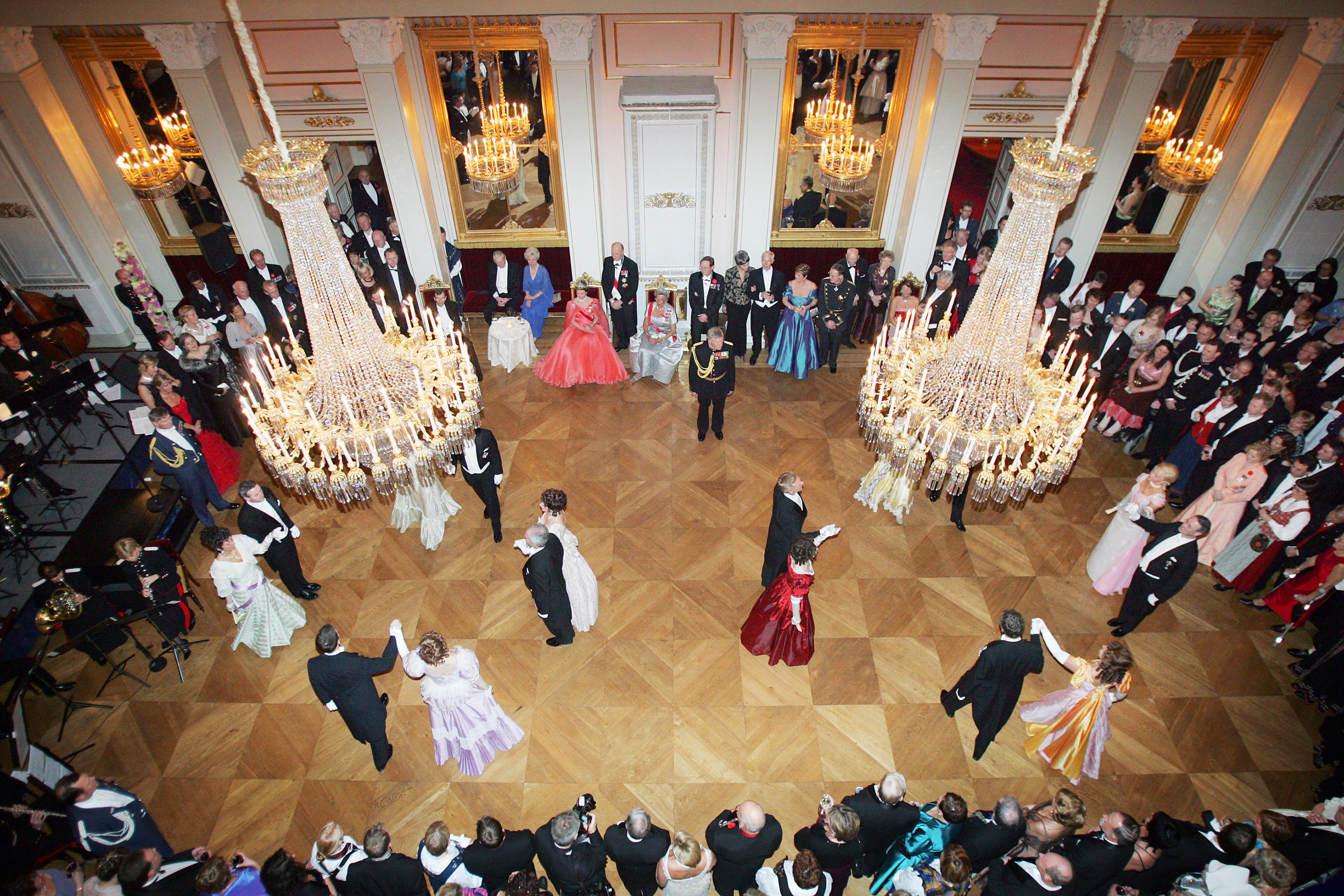 Bildet er tatt fra galleriet. Vi ser et titalls par danse med tilskuere i en vid sirkel omkring dem.