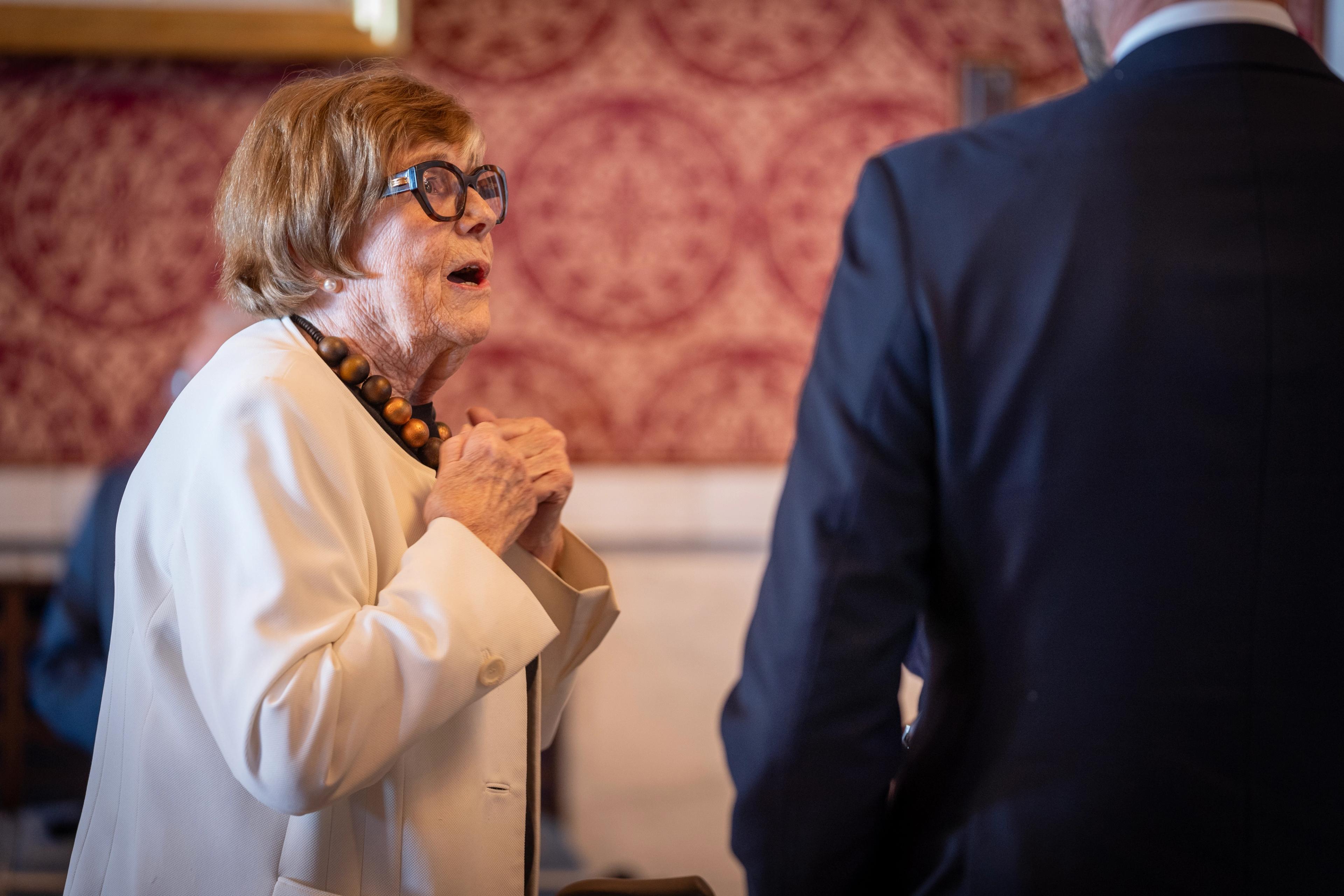 Jorunn Brøyan i samtale med Kronprins Haakon, han med ryggen til.