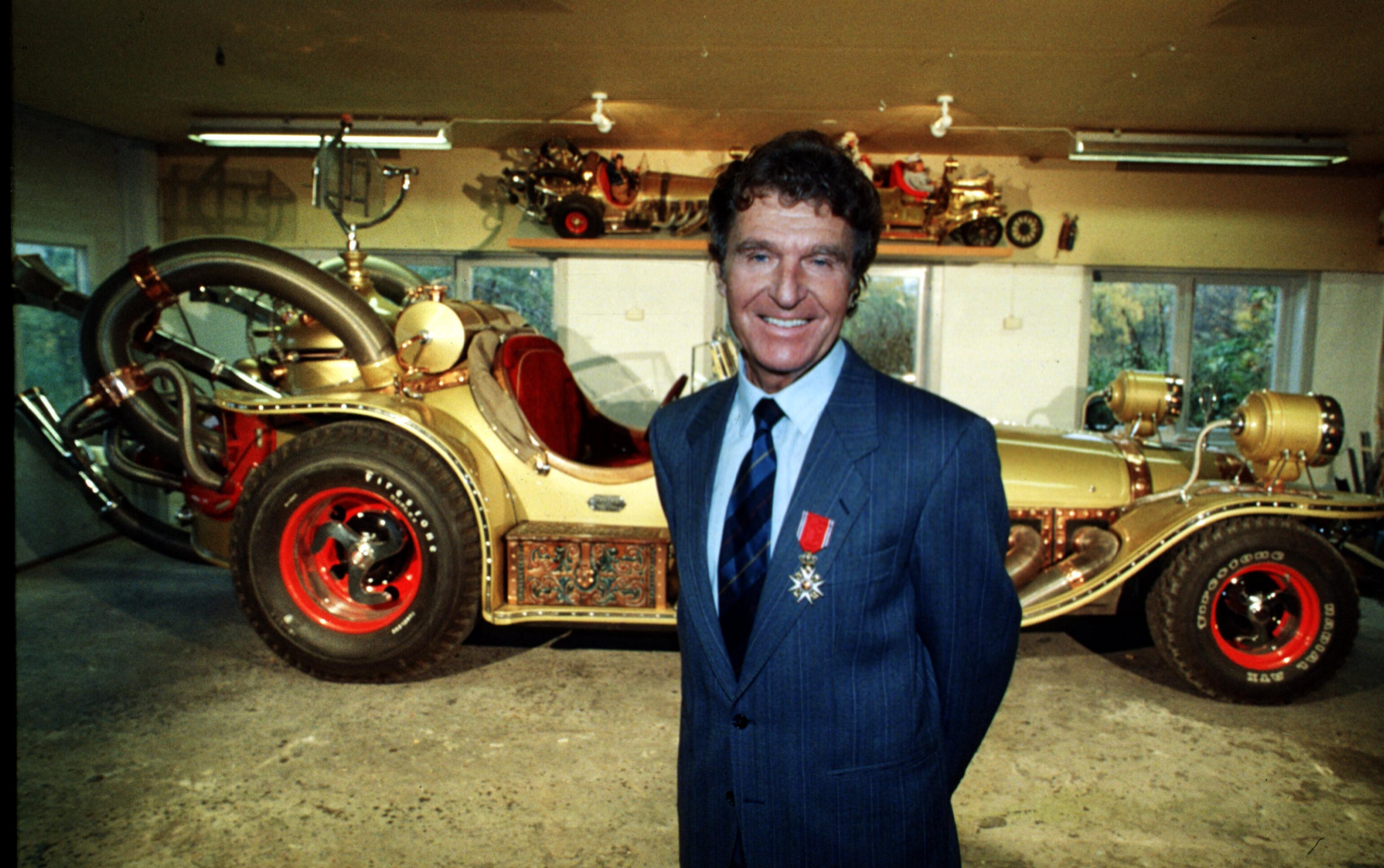 Caprino med St Olavs Orden festet til jakkeslaget.