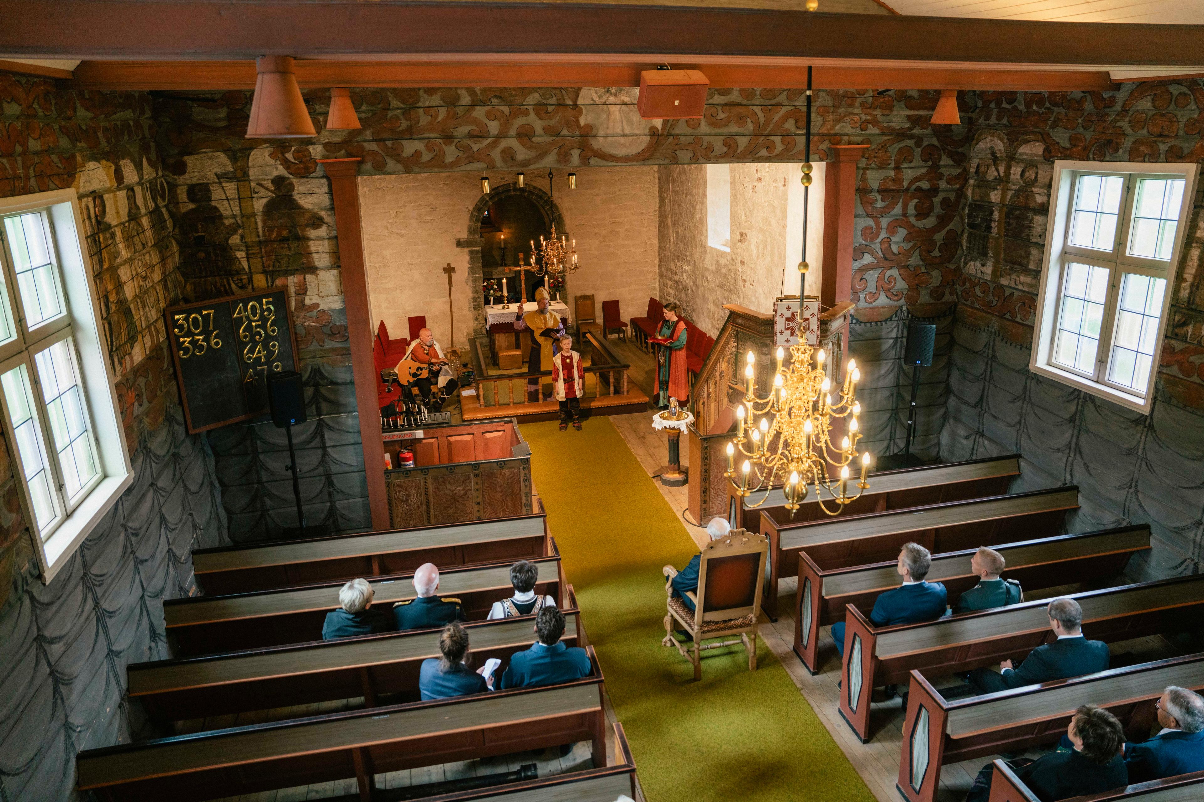 Oversiktsbilete av kyrkjerommet.