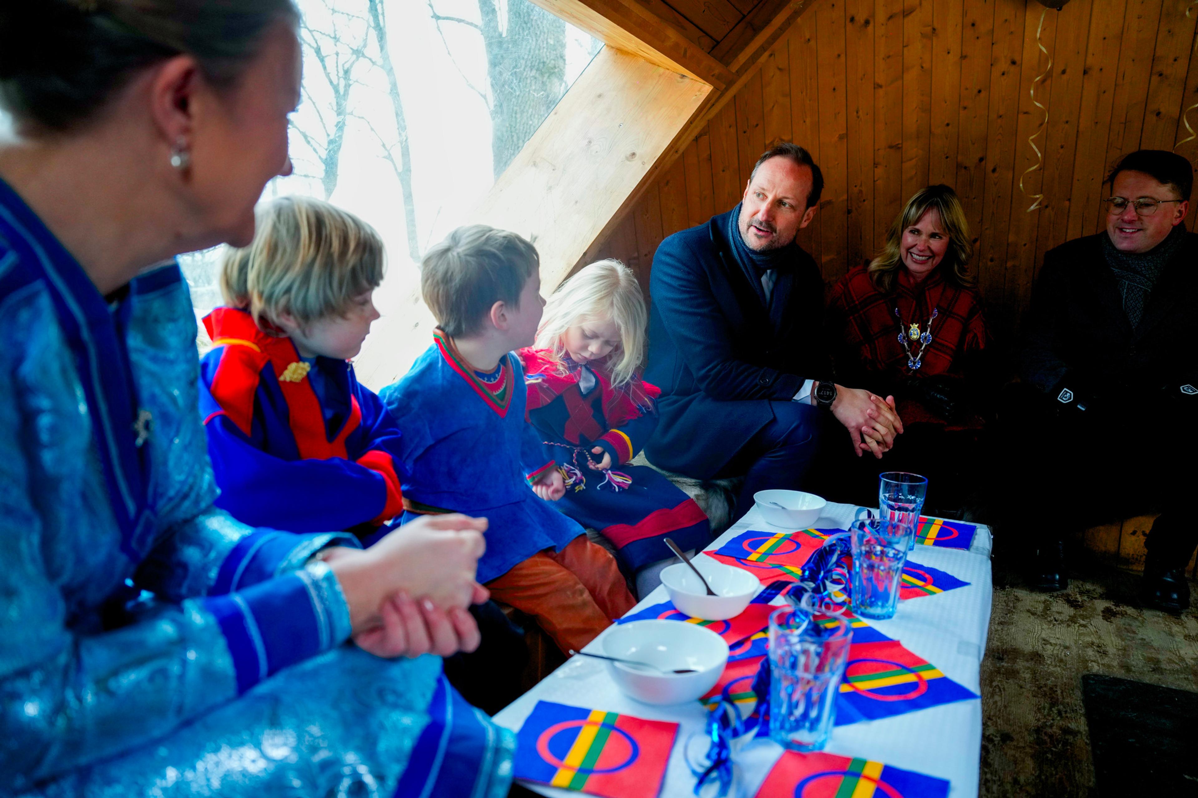Kronprins Haakon i gamme i den samiske barnehagen i Oslo. 