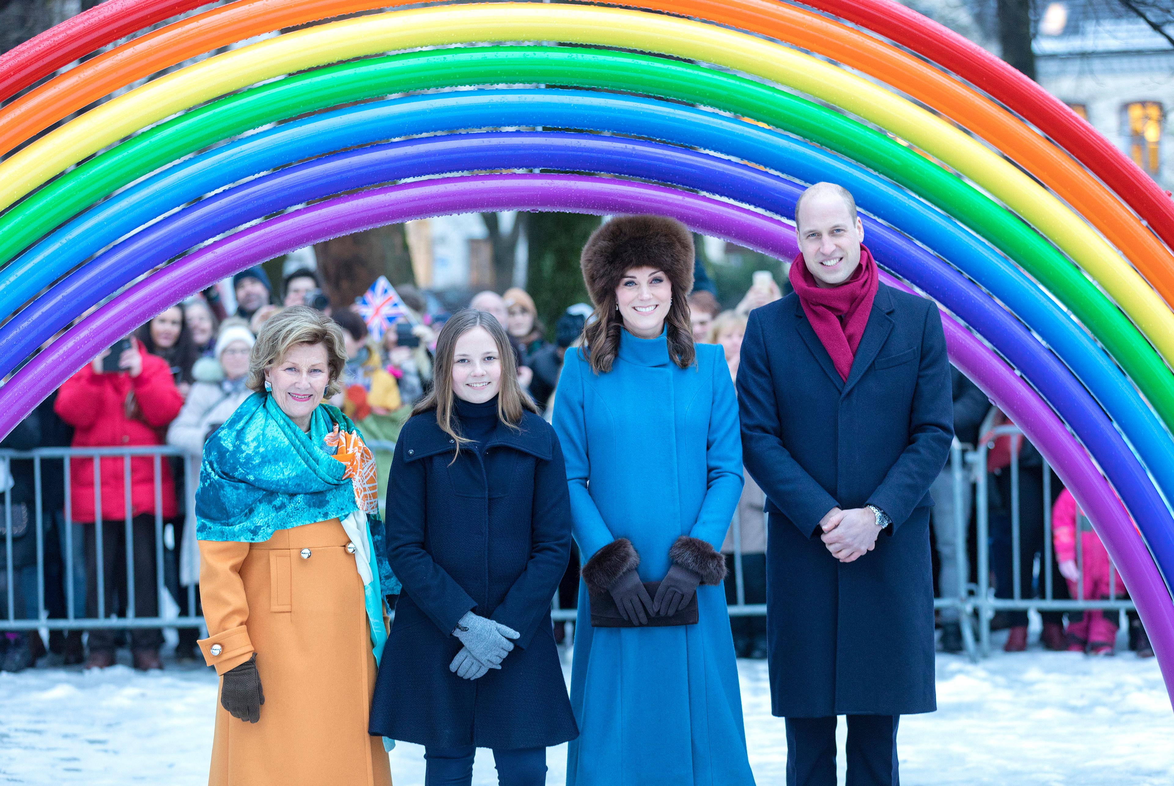 Dronningn Sonja, Prinsesse Ingrid Alexandra, Hertuginne Kate og Prins William under regnbueskulpturen Roggbif.