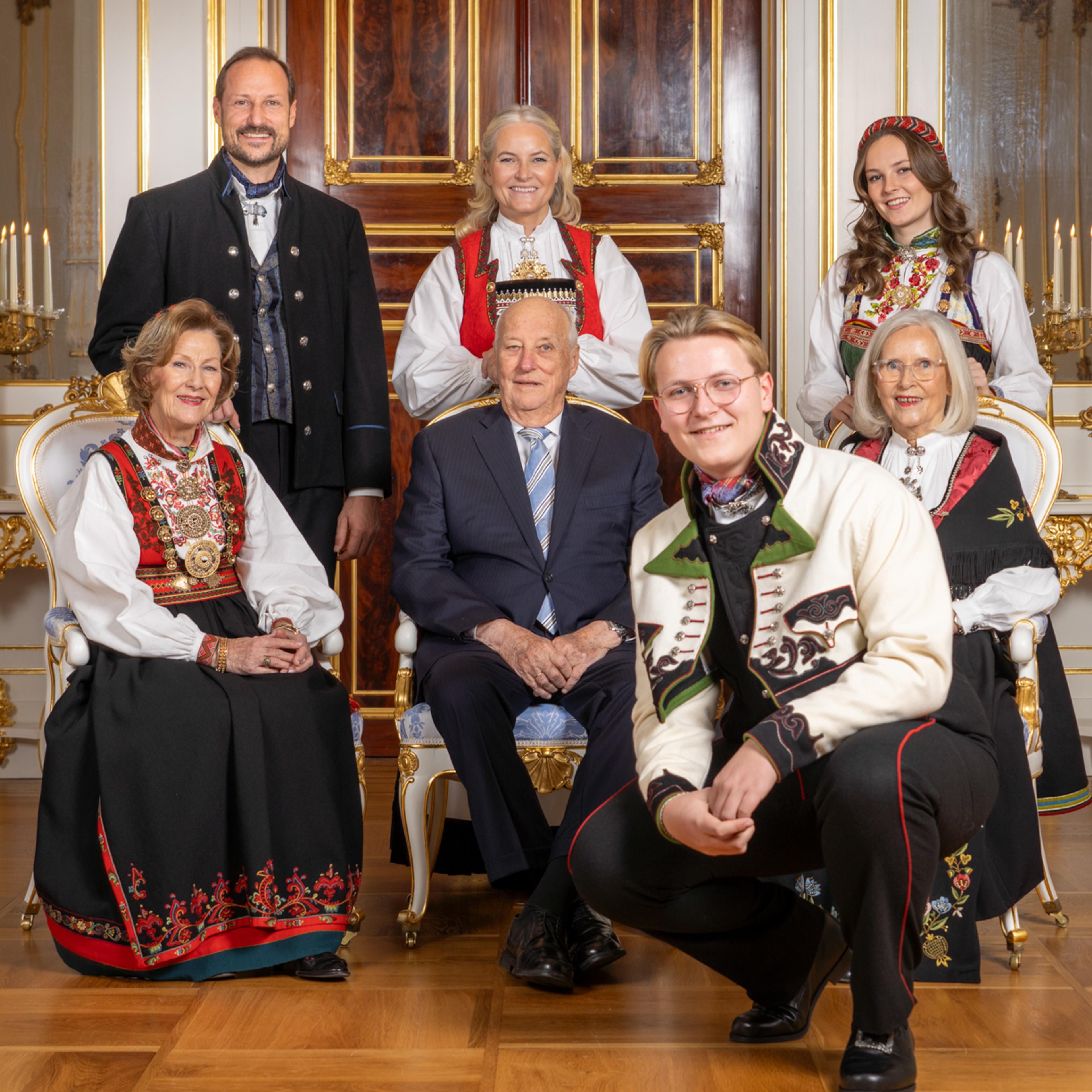 Prins Sverre Magnus i bunad, på huk foran Kongeparet, Kronprinsparet, sin søster og mormor. Alle i bunad eller dress.