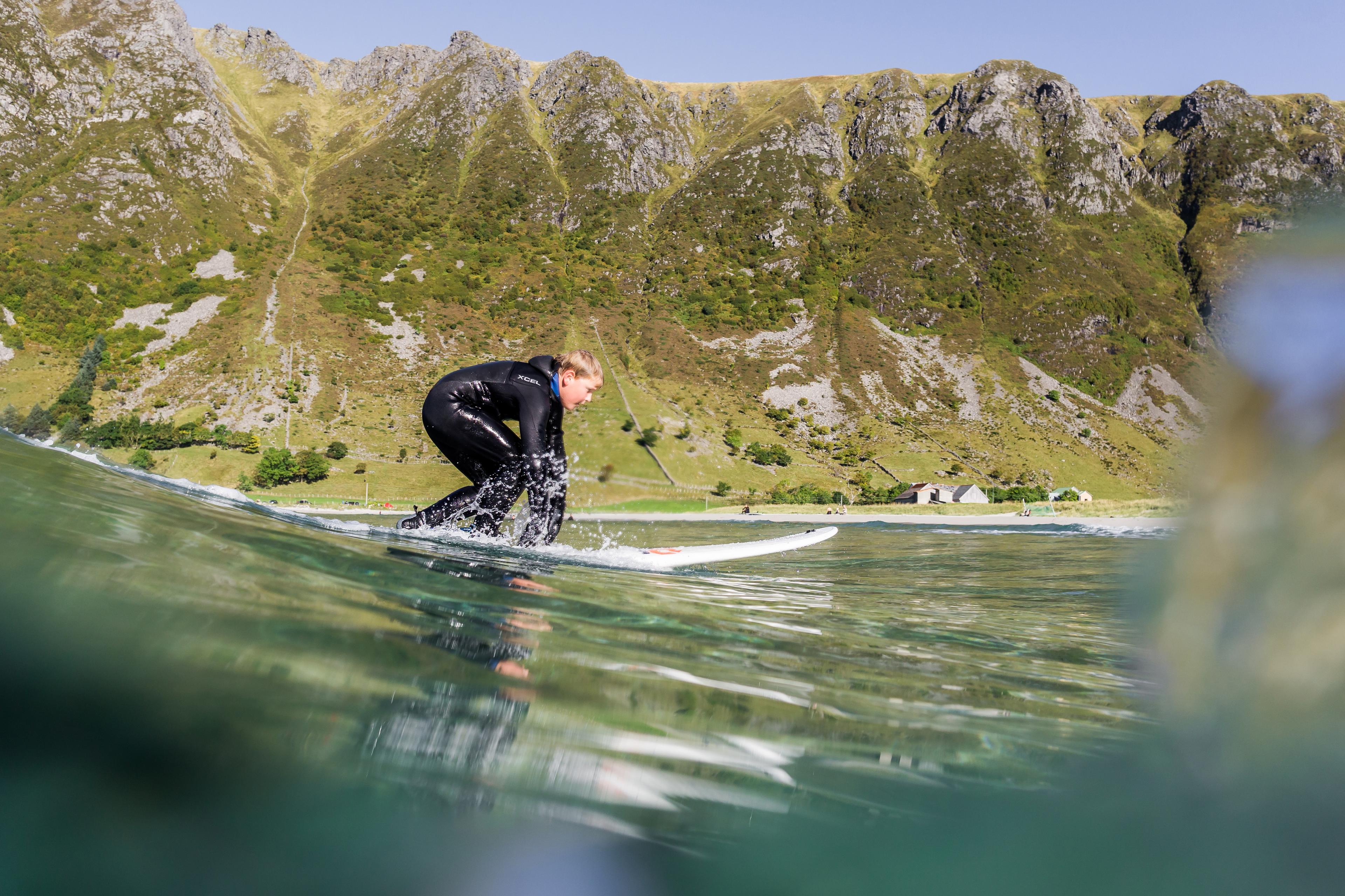 Prins Sverre Magnus i våtdrakt på surfebrett