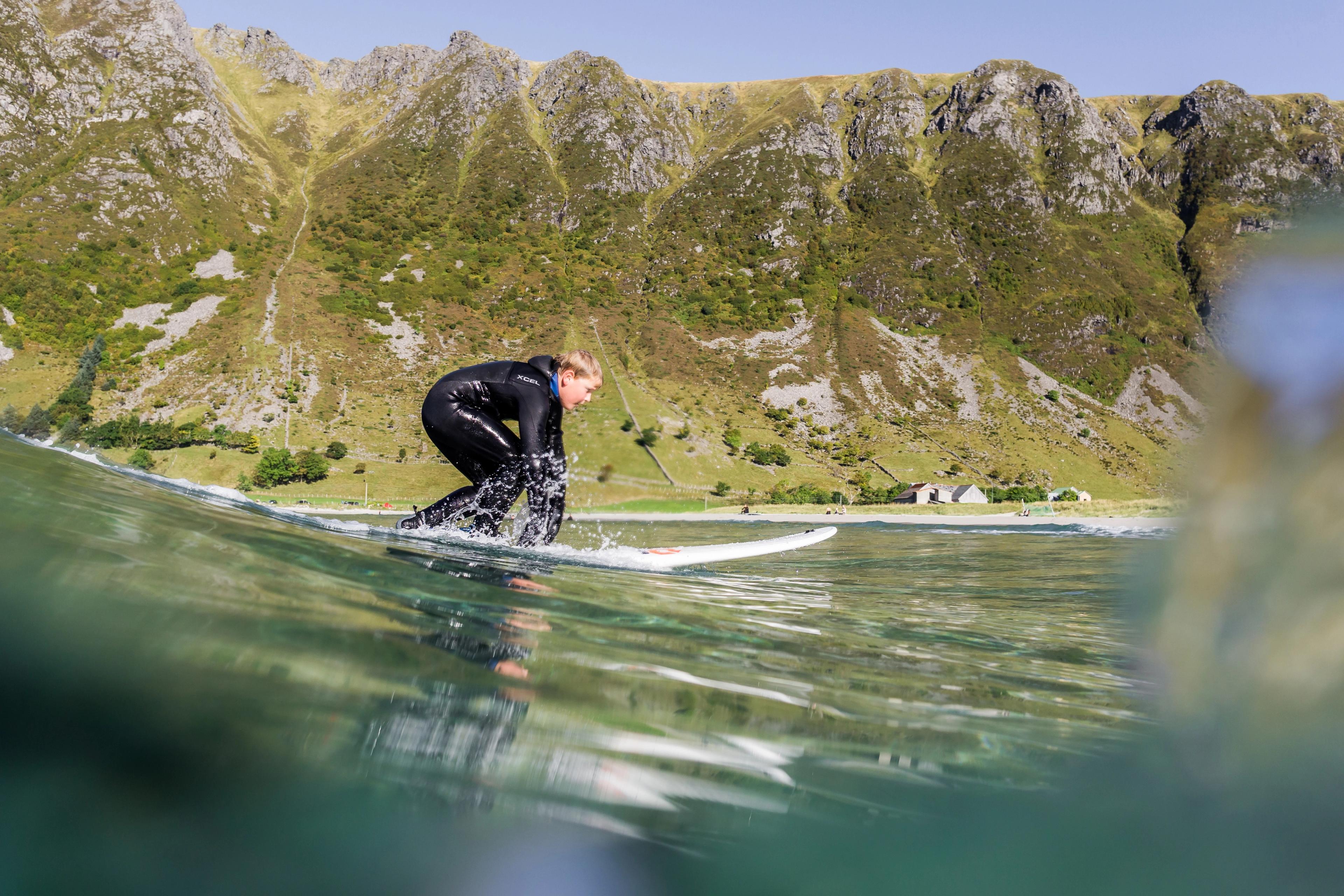 Prins Sverre Magnus i våtdrakt på surfebrett