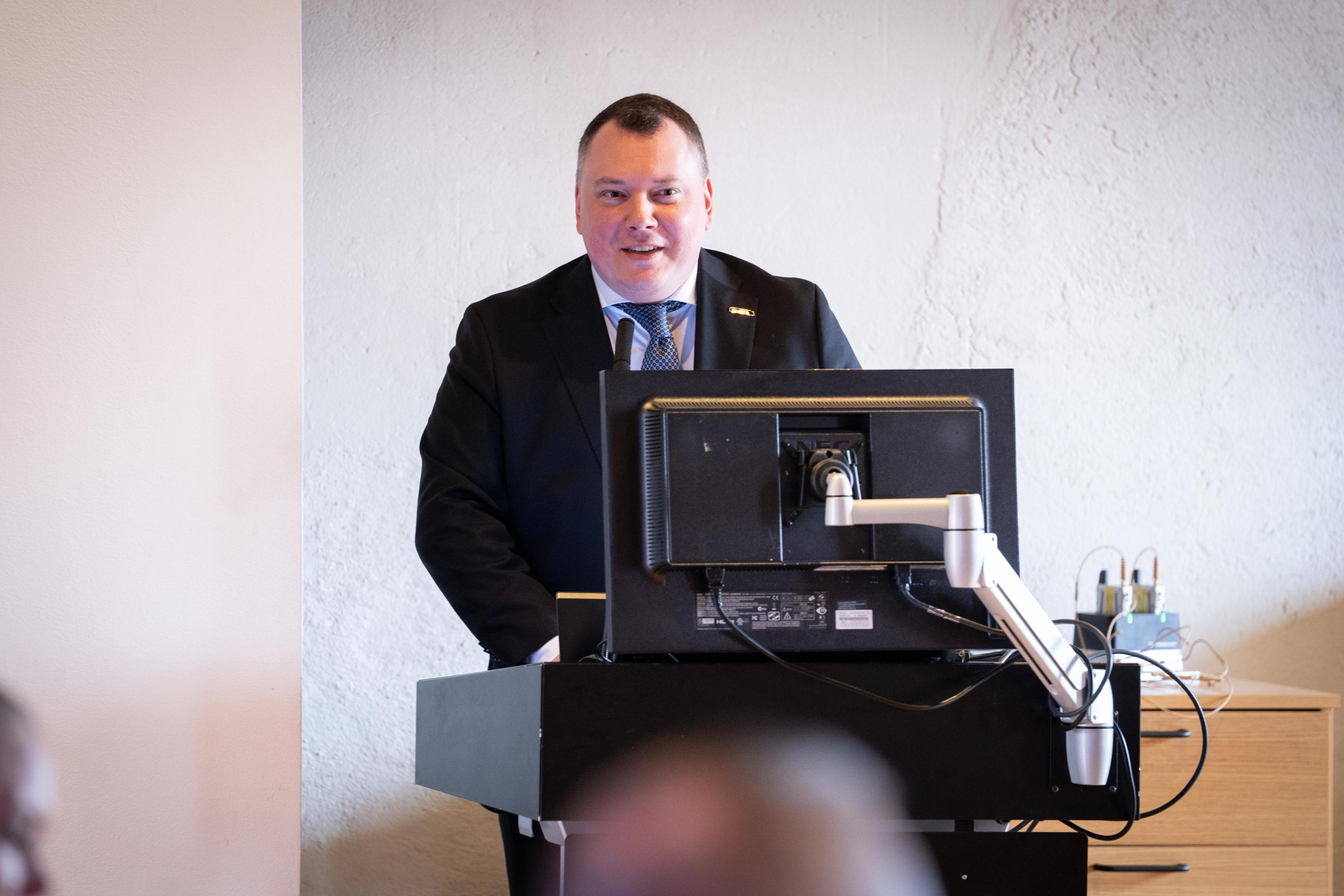 Ukrainas ambassadør til Norge, står ved talerstolen på Artilleriloftet.