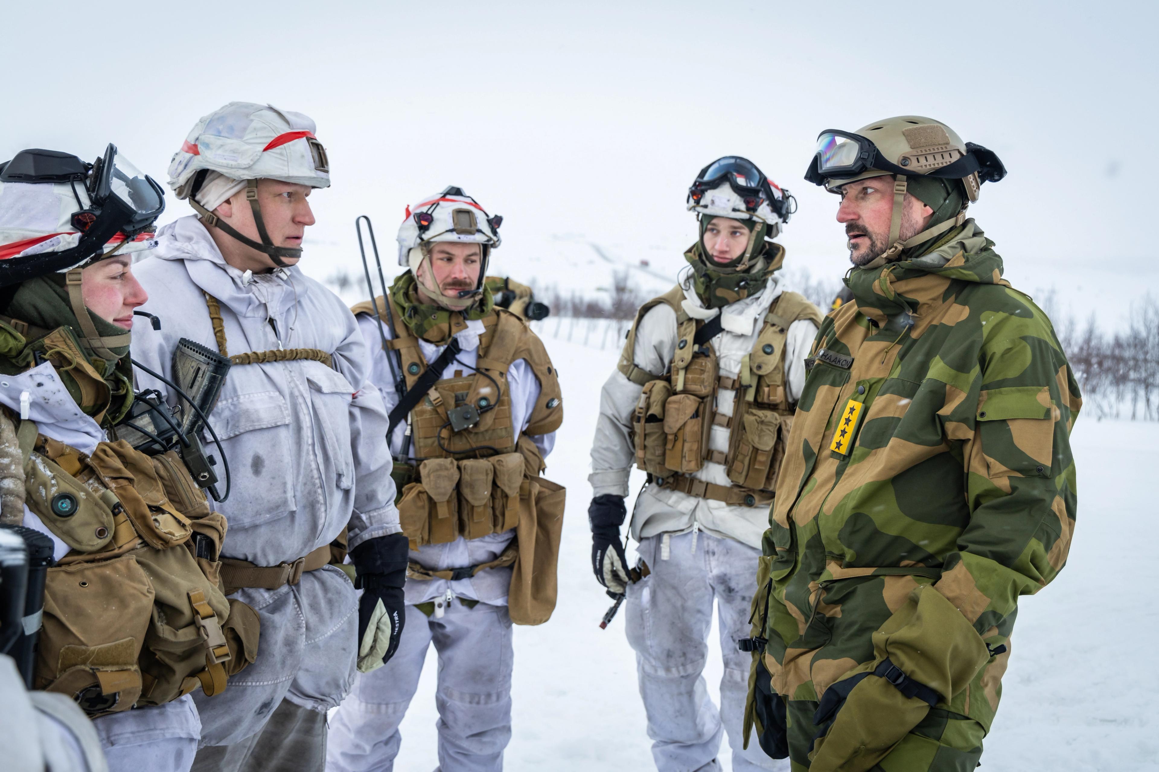 Kronprins Haakon i samtale med soldater.