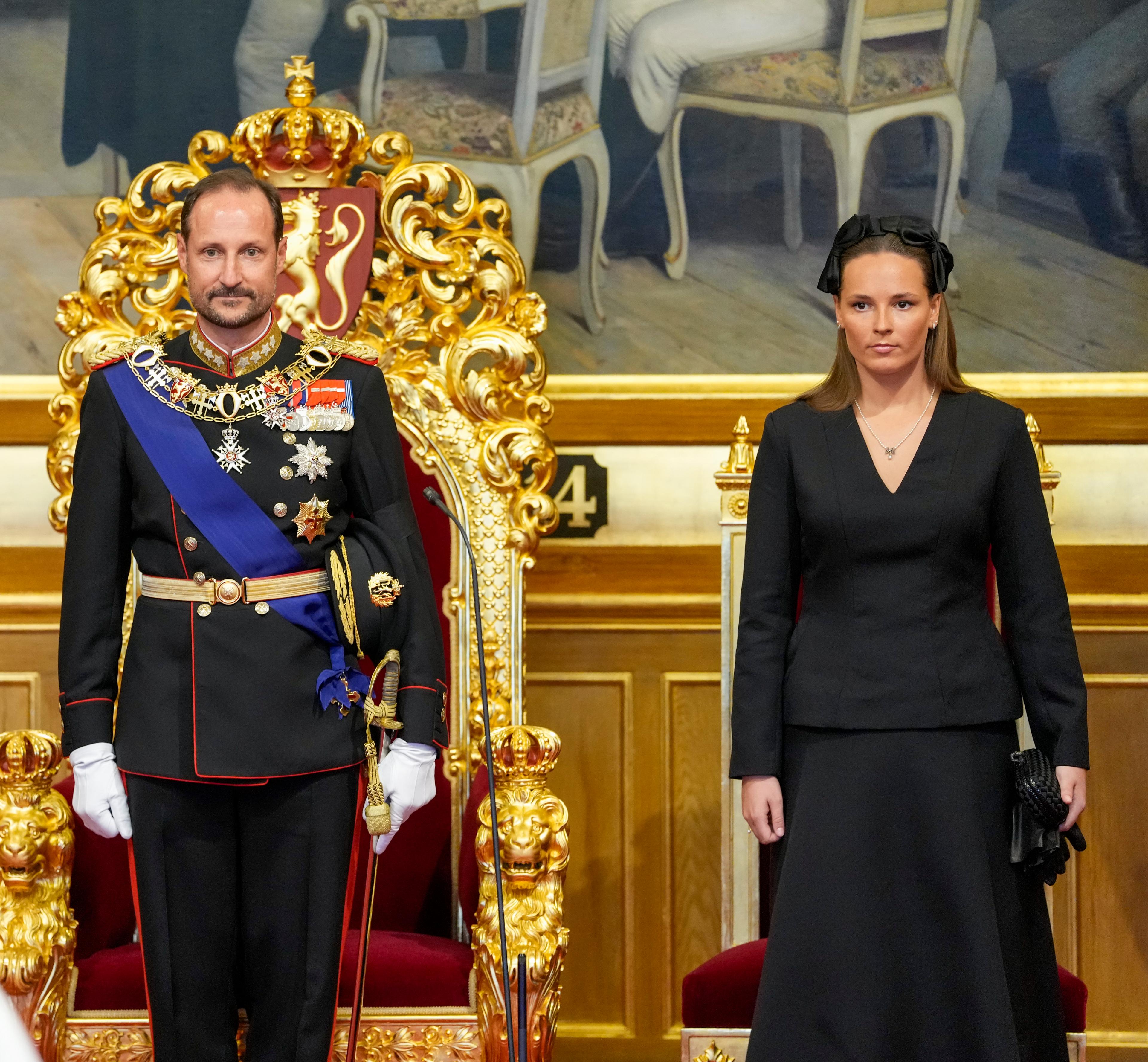 Kong Haakon og Kronprinsesse Ingrid Alexandra står i stortingssalen og ser på stortingspresidenten.