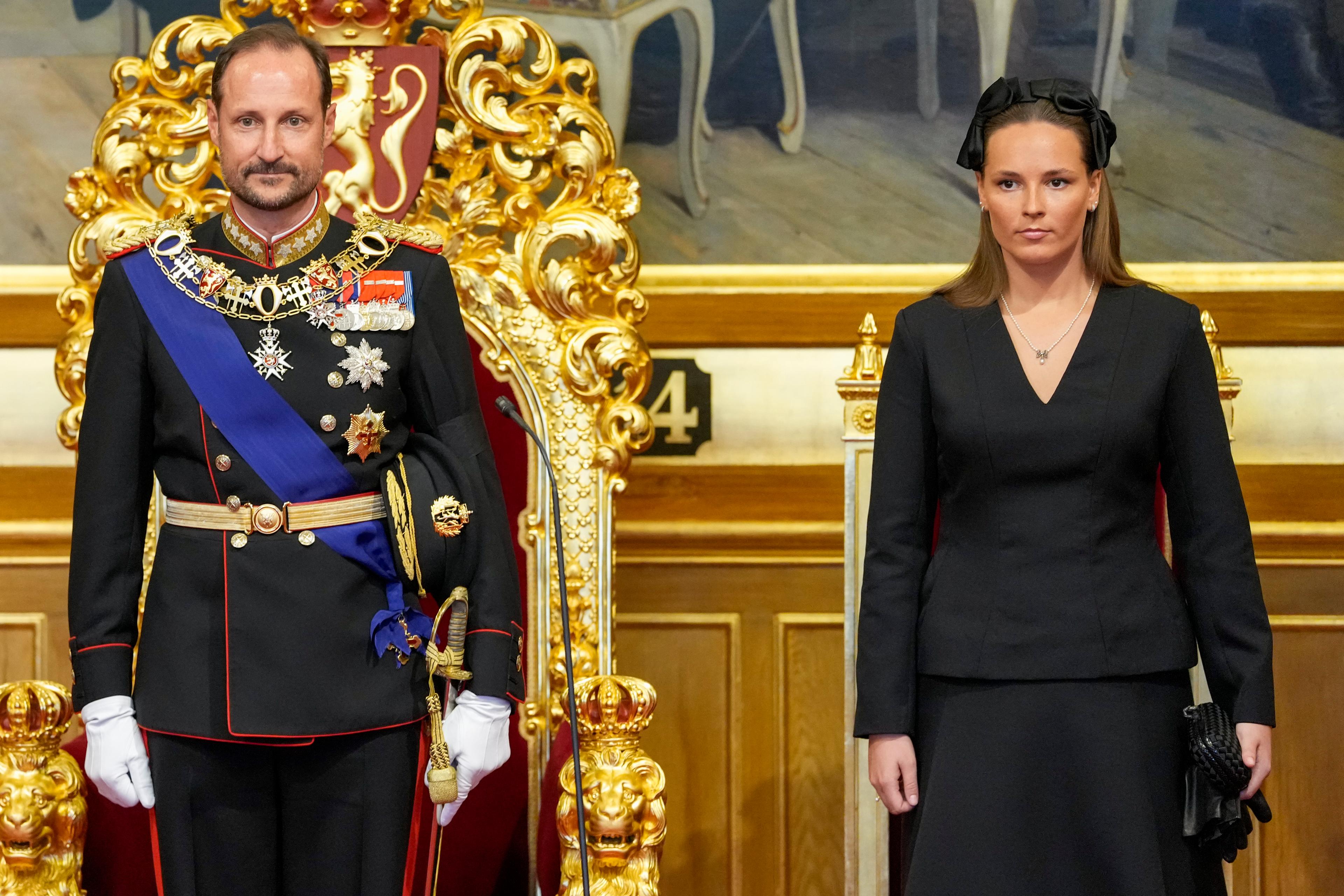 Kong Haakon og Kronprinsesse Ingrid Alexandra står i stortingssalen og ser på stortingspresidenten.