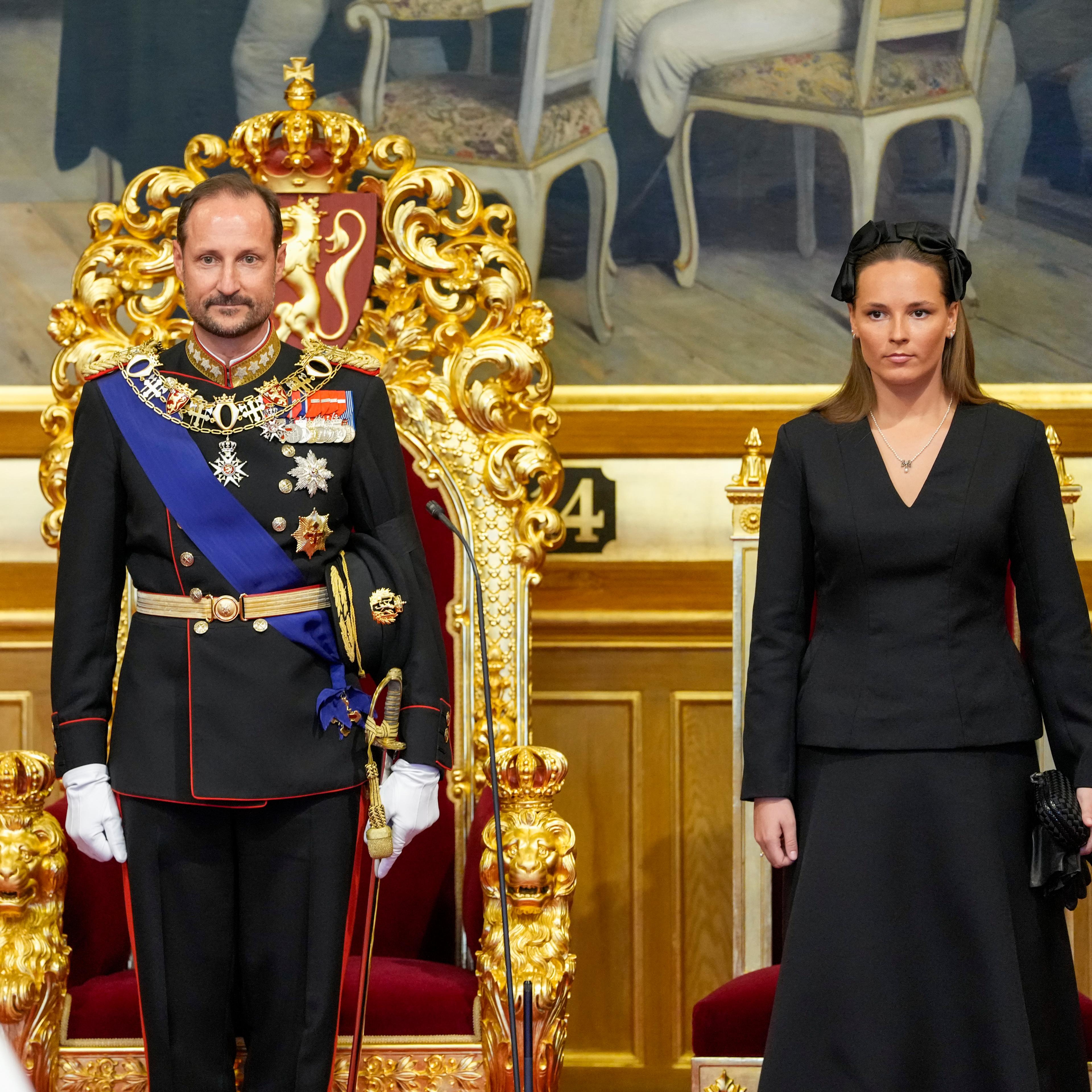 Kong Haakon og Kronprinsesse Ingrid Alexandra står i stortingssalen og ser på stortingspresidenten.