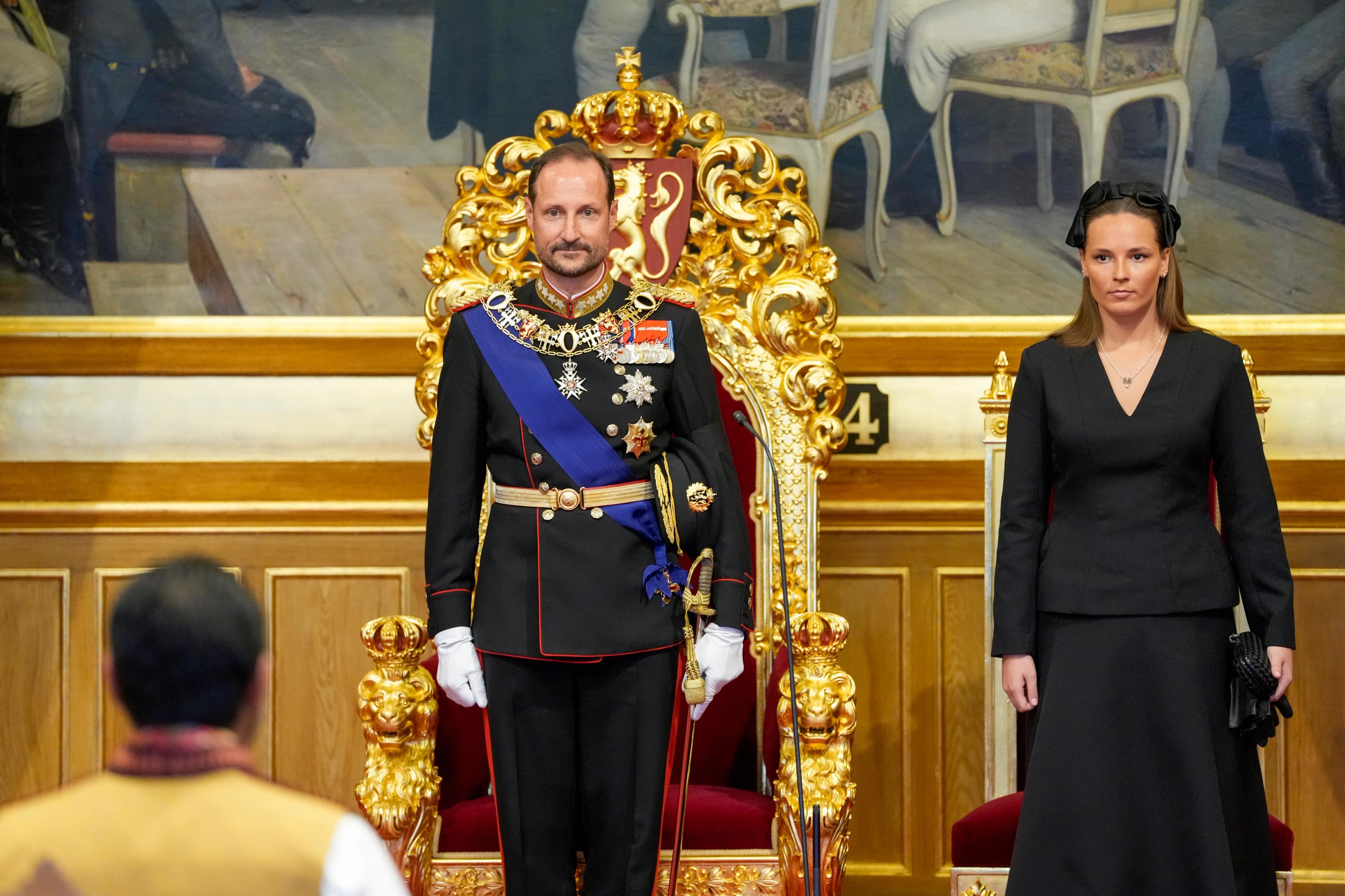 Kong Haakon og Kronprinsesse Ingrid Alexandra står i stortingssalen og ser på stortingspresidenten.