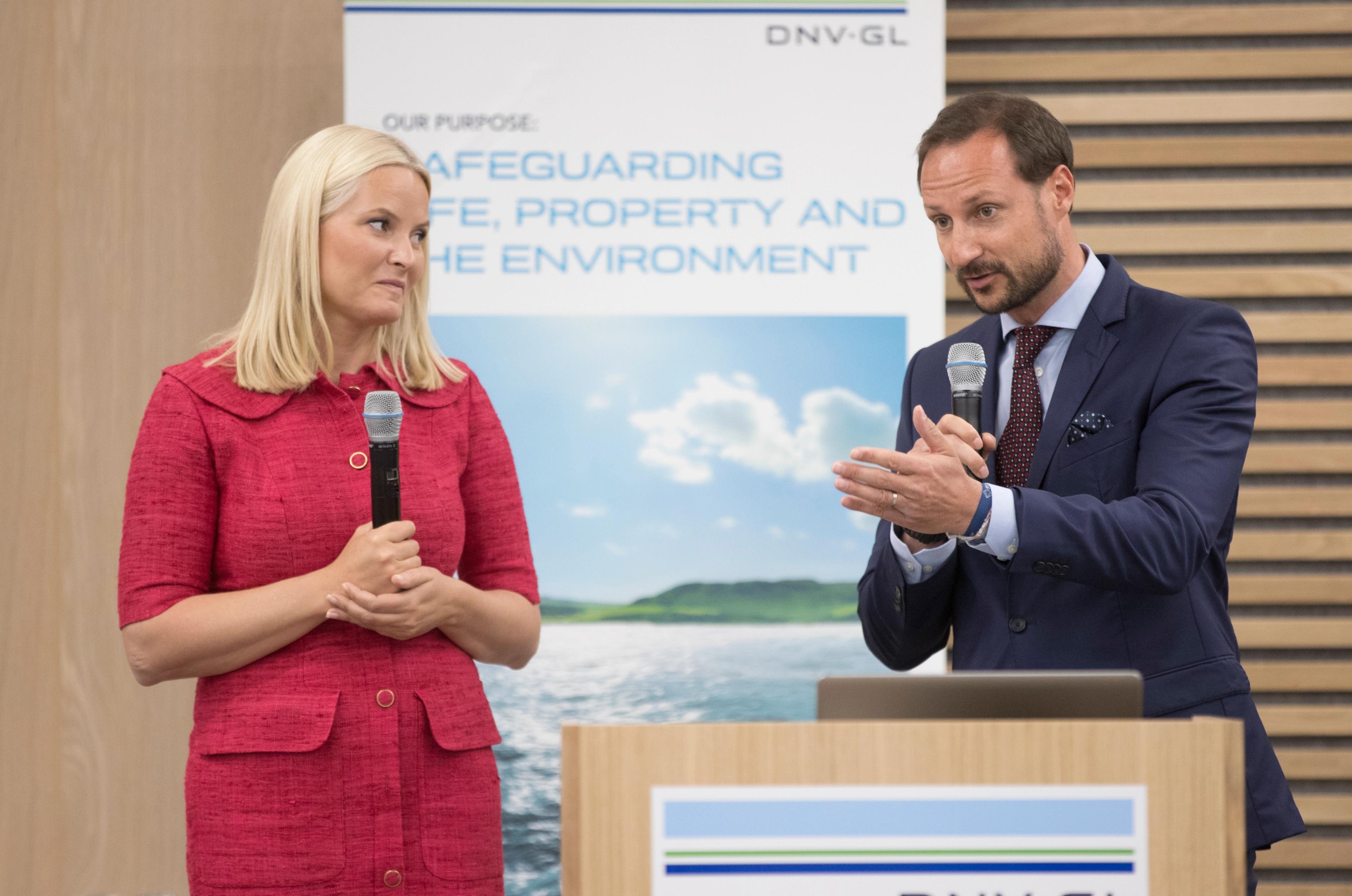Kronprinsen og Kronprinsessen sammen på scenen med hver sin mikrofon. Kronprinsen snakker.