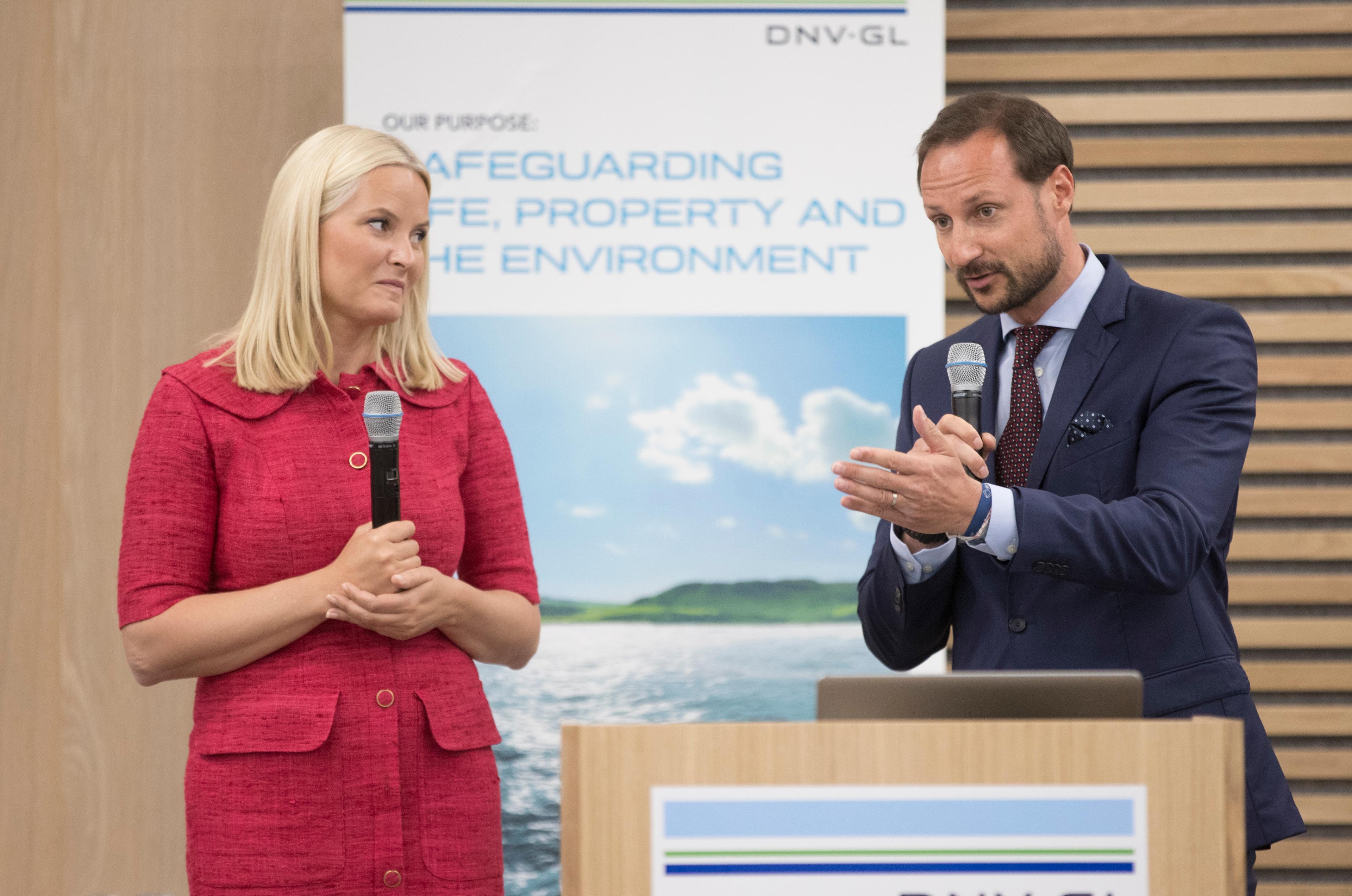 Kronprinsen og Kronprinsessen sammen på scenen med hver sin mikrofon. Kronprinsen snakker.