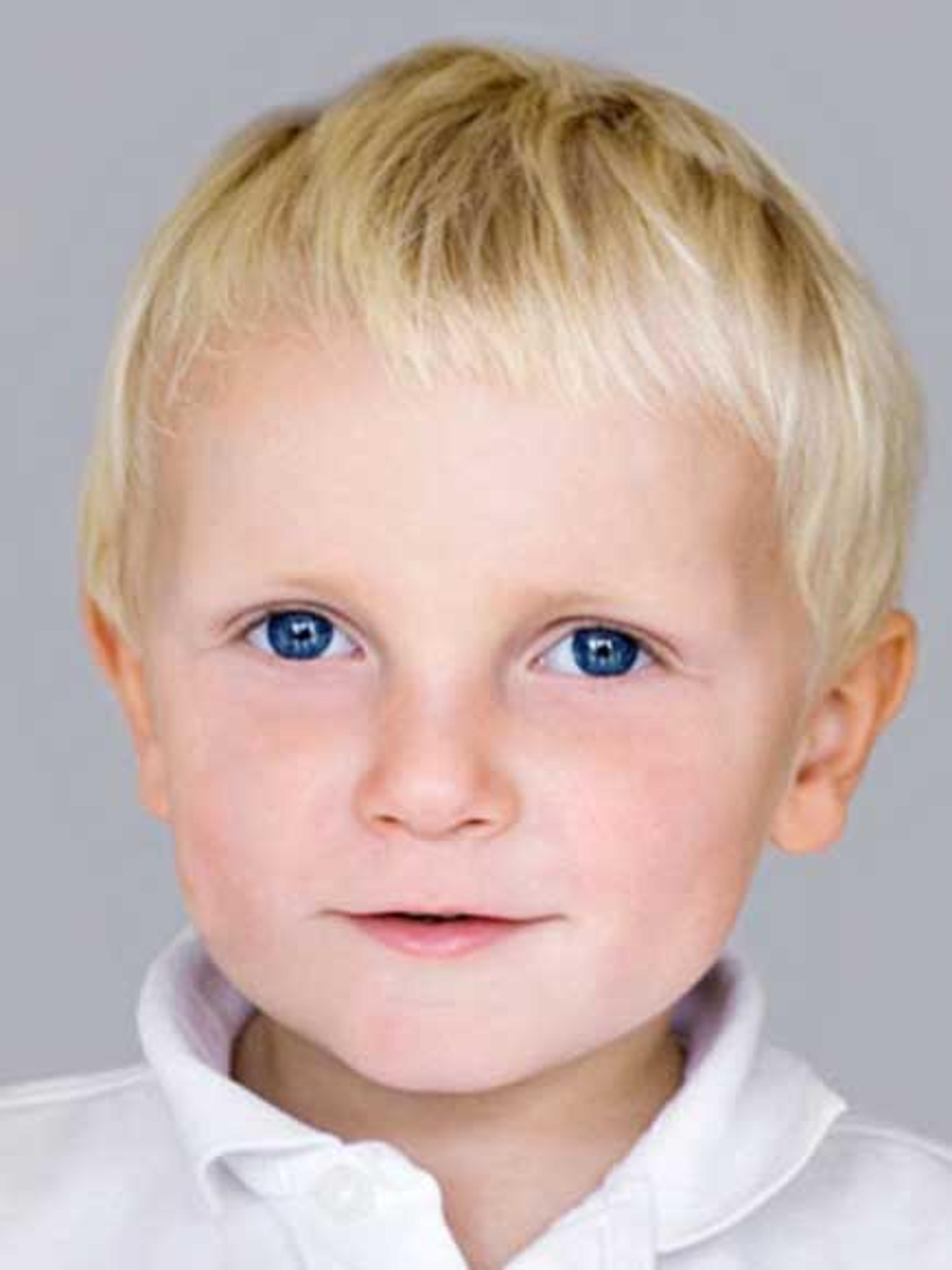 Portrett av Prins Sverre Magnus som en liten gutt, med blondt hår og blå øyne, i hvit pikéskjorte.