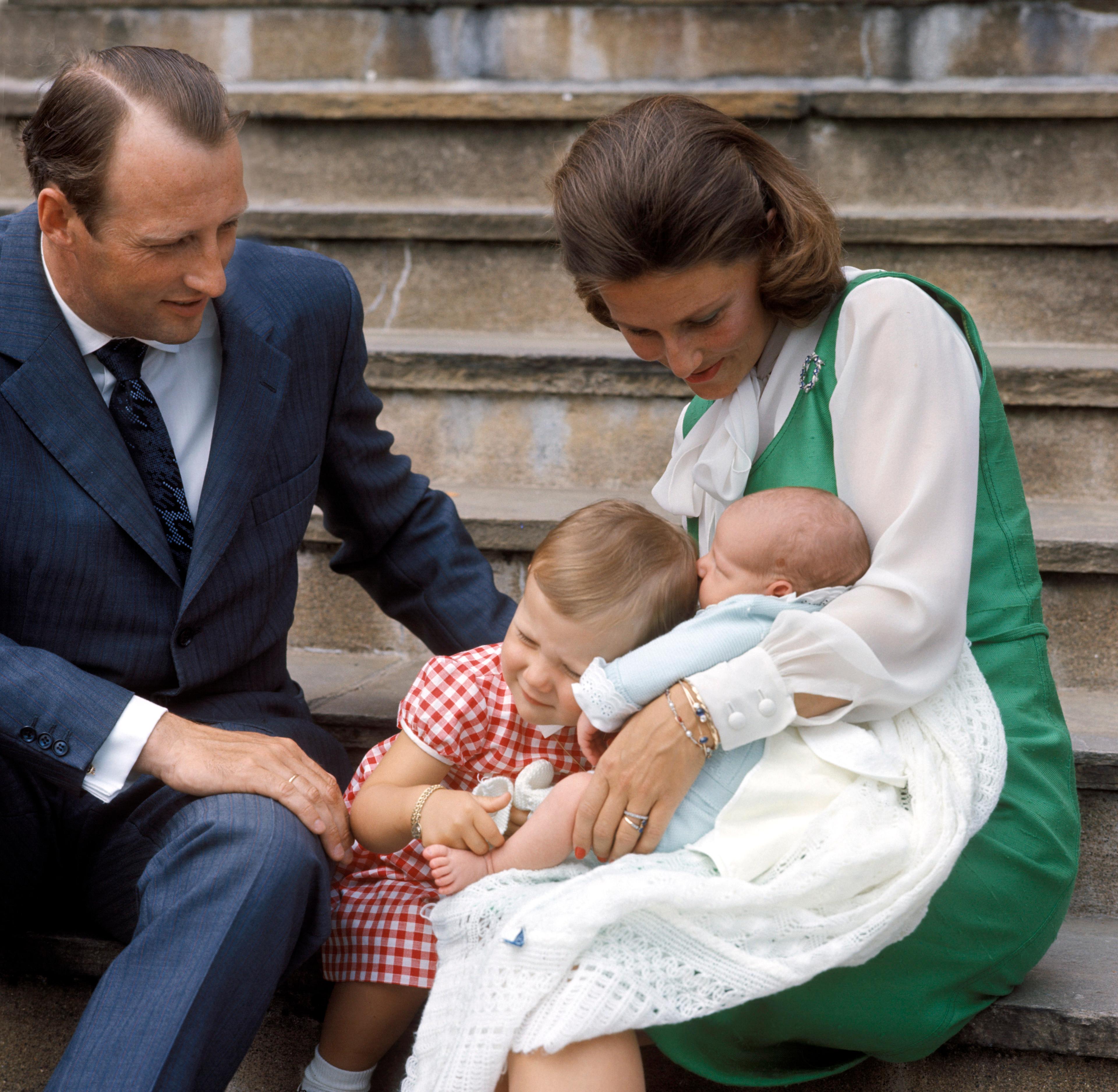 Prins Haakon Magnus som baby får en god klem av Prinsesse Märtha Louise sammen med foreldrene Kronprins Harald og Kronprinsesse Sonja.