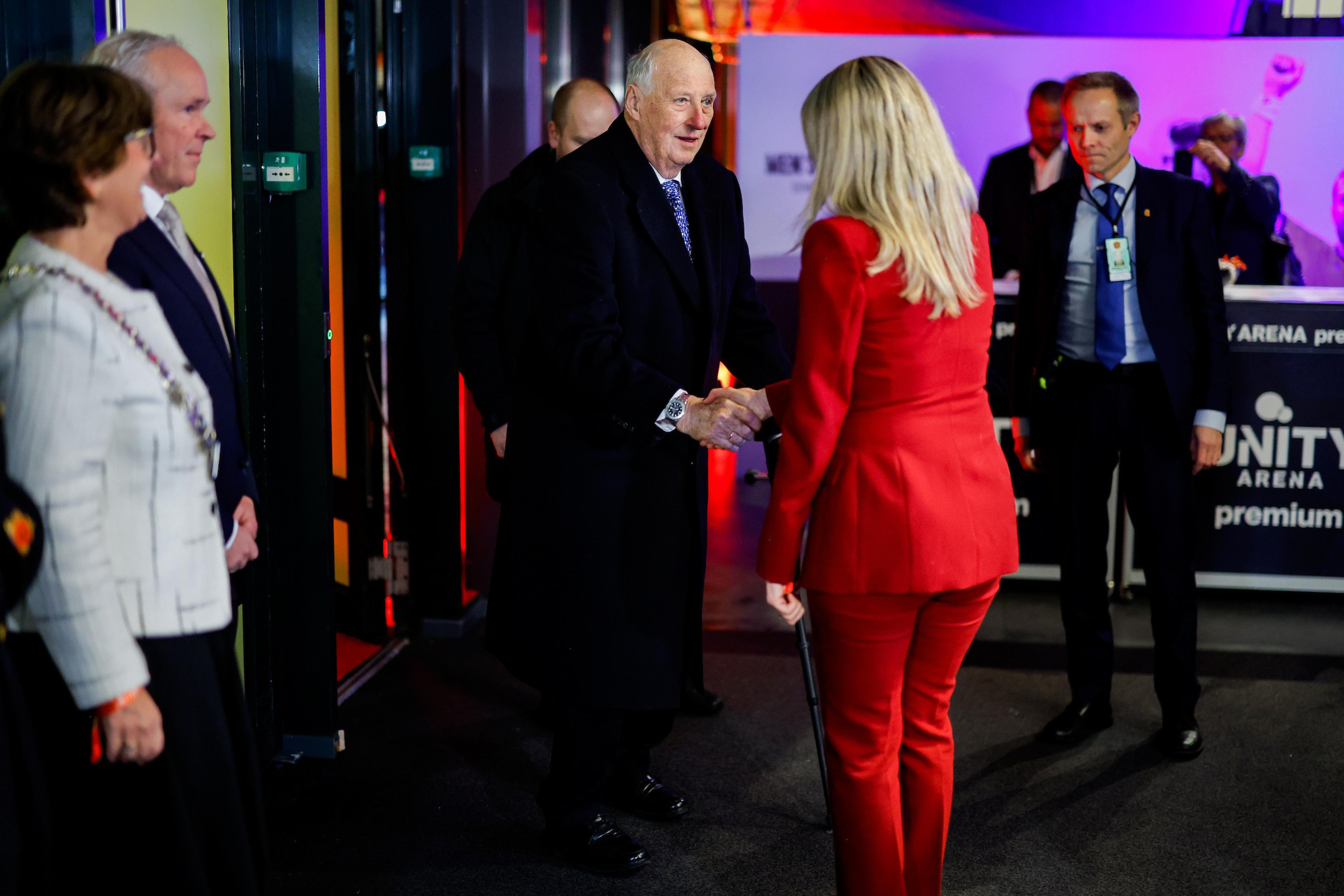 Kongen hilser på president for det norske håndballforbundet Randi Gustad