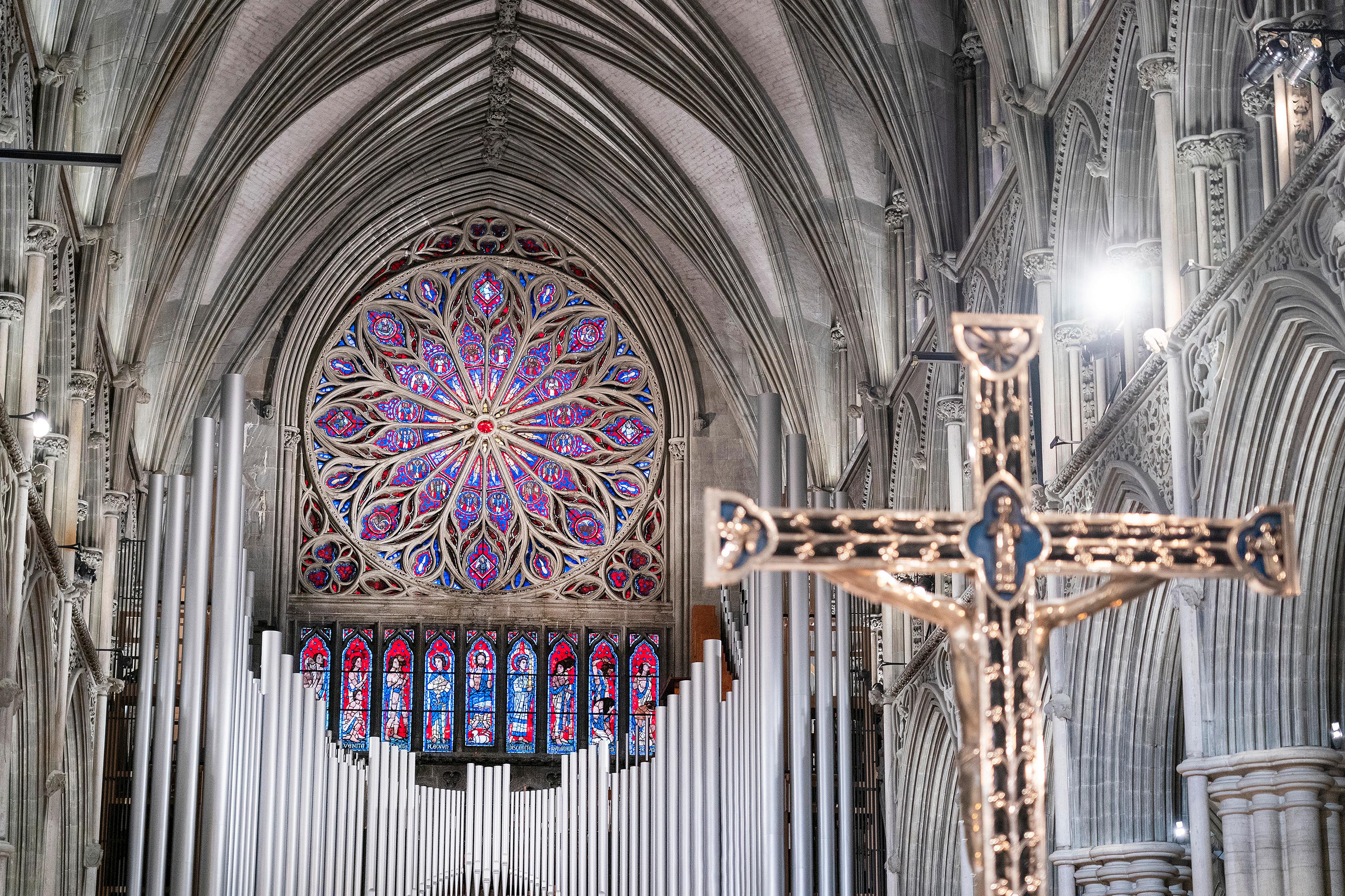 Med et kors i forgrunnen og rosevinduet over orgelet bak, er det ellers de mange gotiske buene i tak og gallerier som kommer fram.