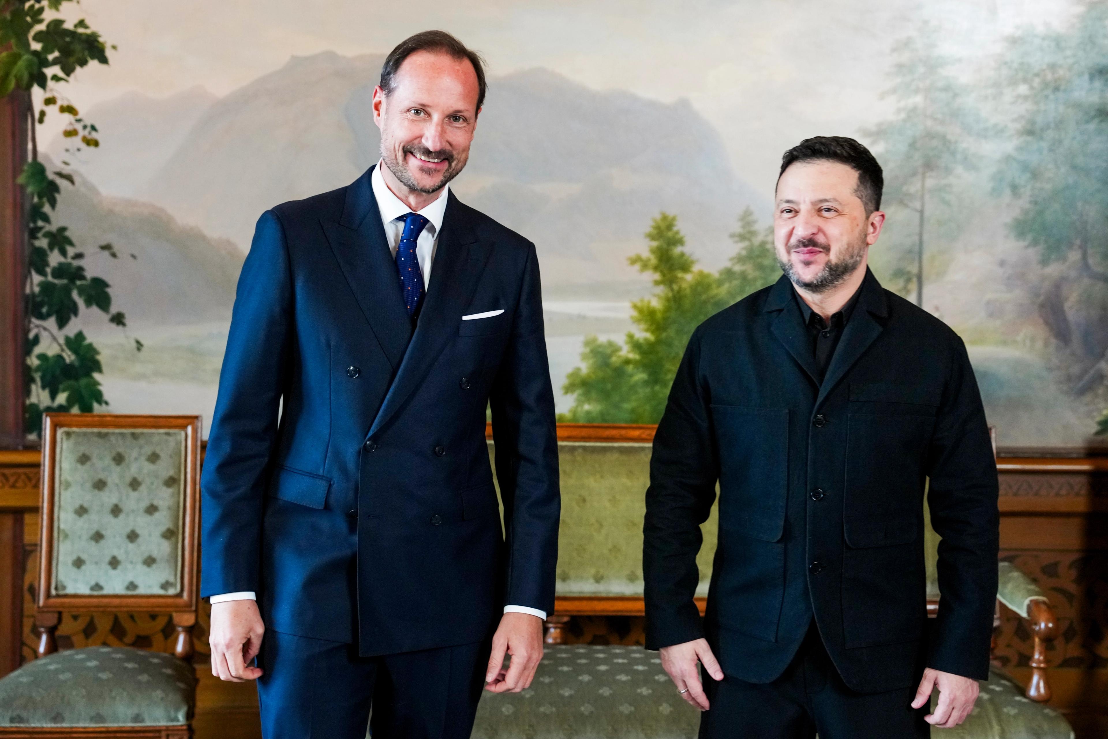 Kongen og presidenten står smilende ved siden a hverandre i Fugleværelset.