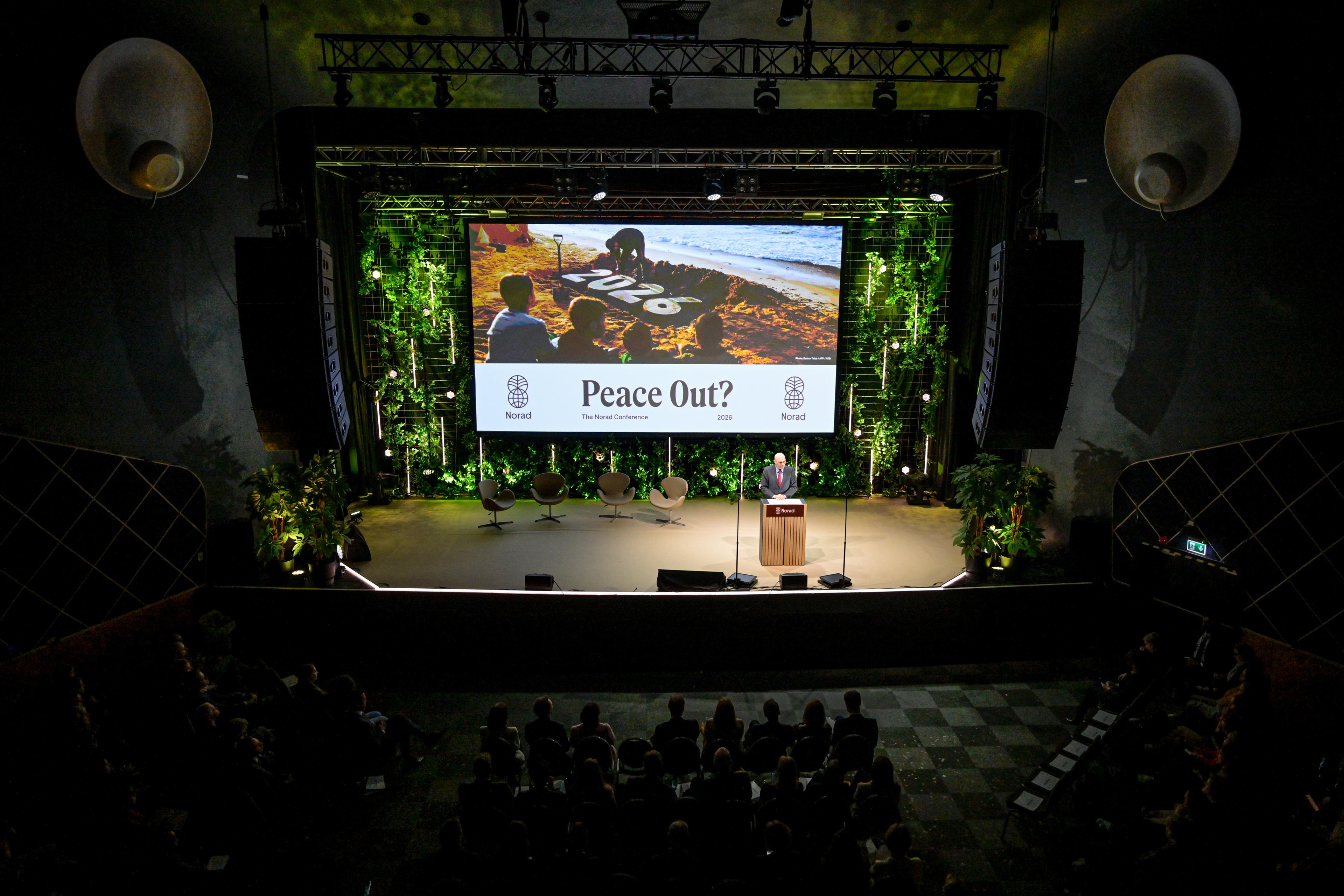 Oversiktsbilde over scenen og fremre del av salen.